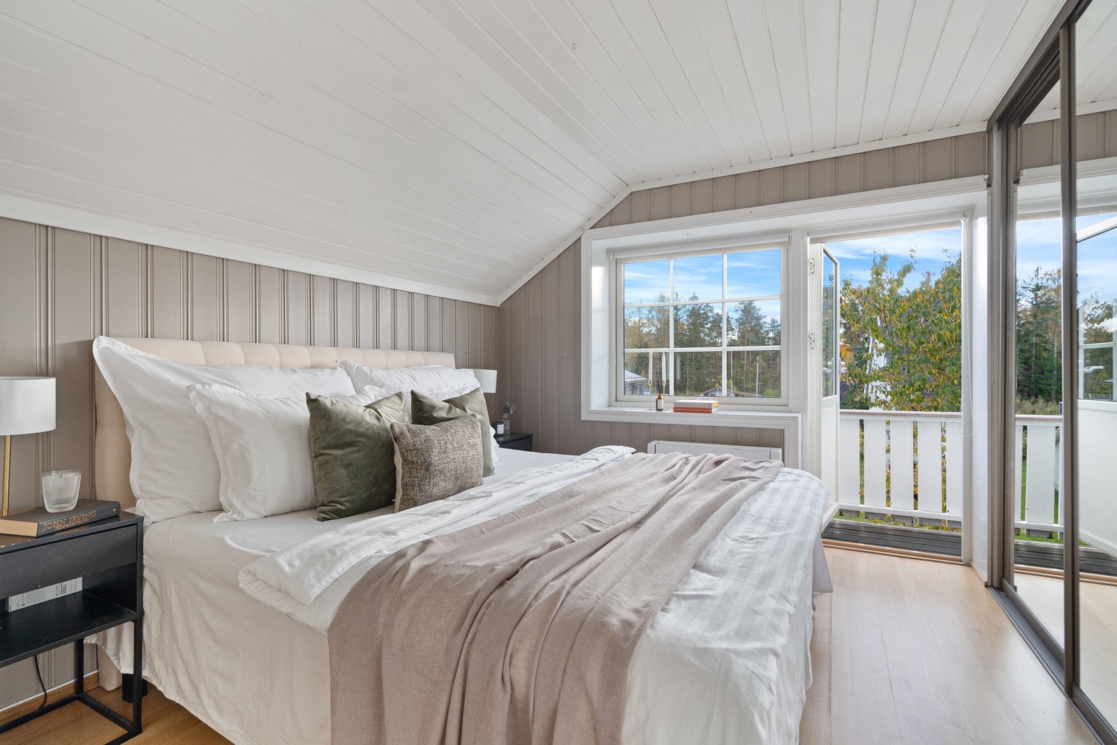 Hovedsoverommet fremstår lyst og delikat, og har god plass til dobbeltseng og garderobe Galleribilde