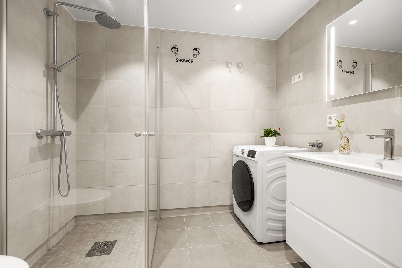 Delikat, flislagt bad med varmekabler i gulvet for ekstra komfort. Galleribilde