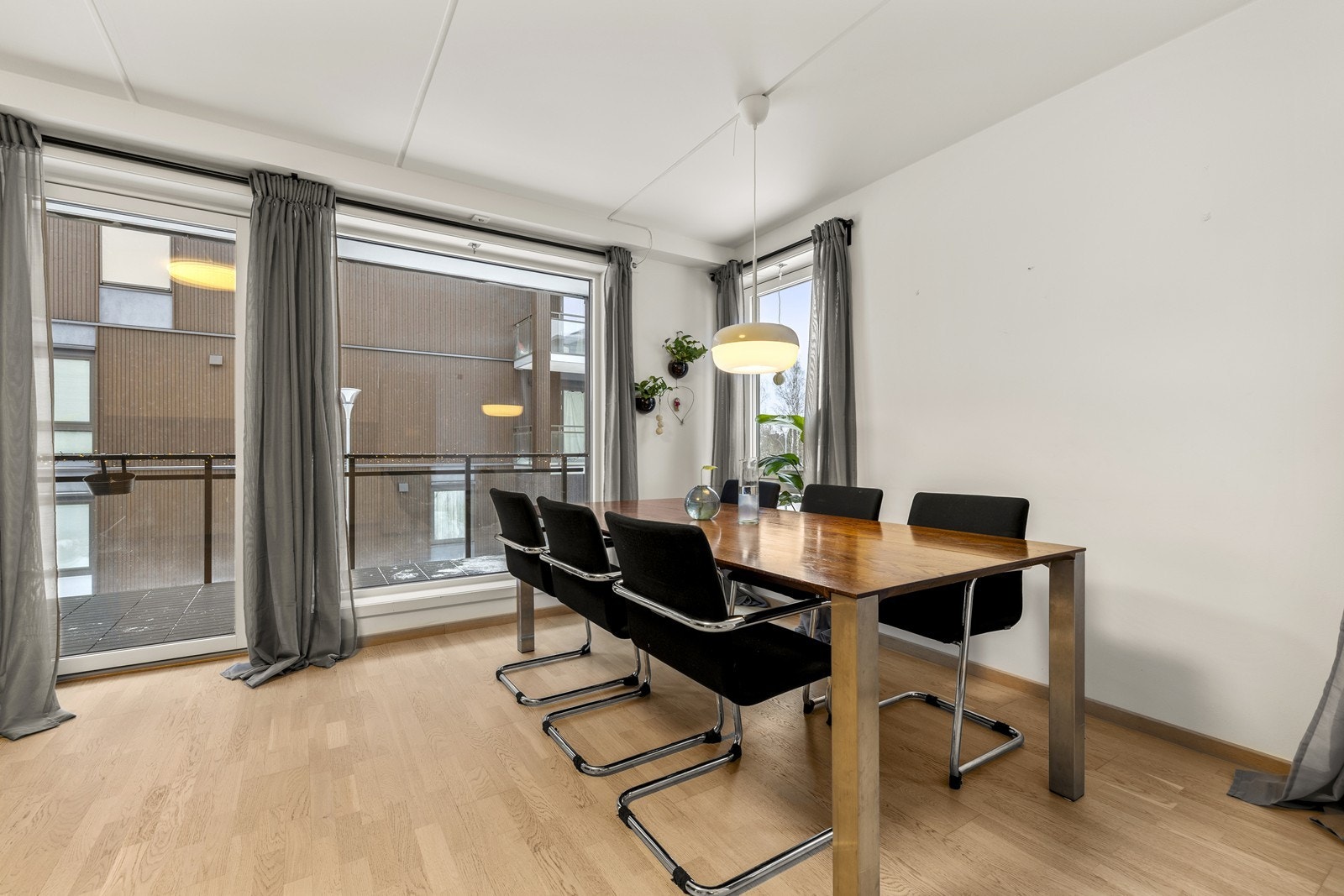 Store vindusflater og gjennomgående parkett på gulv gir et lyst og helhetlig inntrykk. Galleribilde