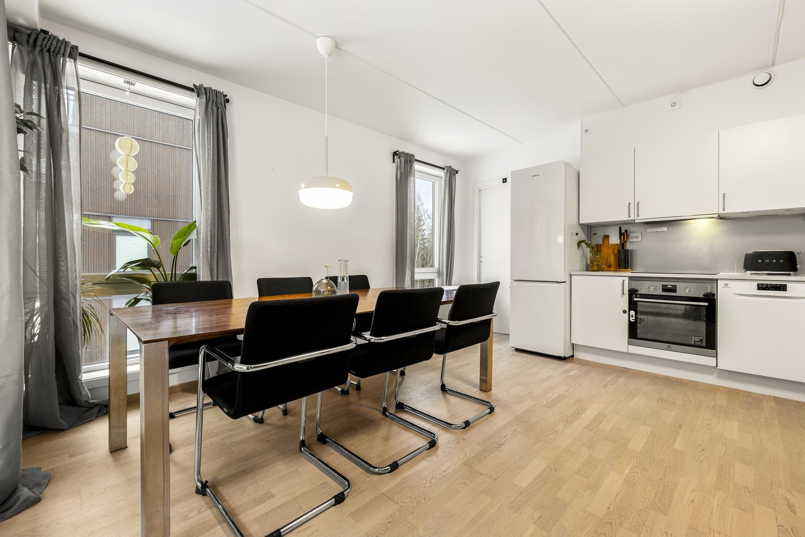 Stuedelen har god plass til både spisebord og sofagruppe. Galleribilde