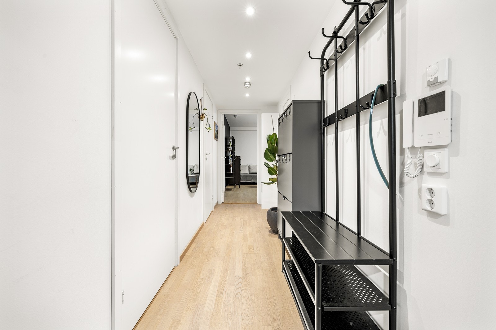 Innbydende entré med nedsenket himling og downlights som gir god belysning. Galleribilde