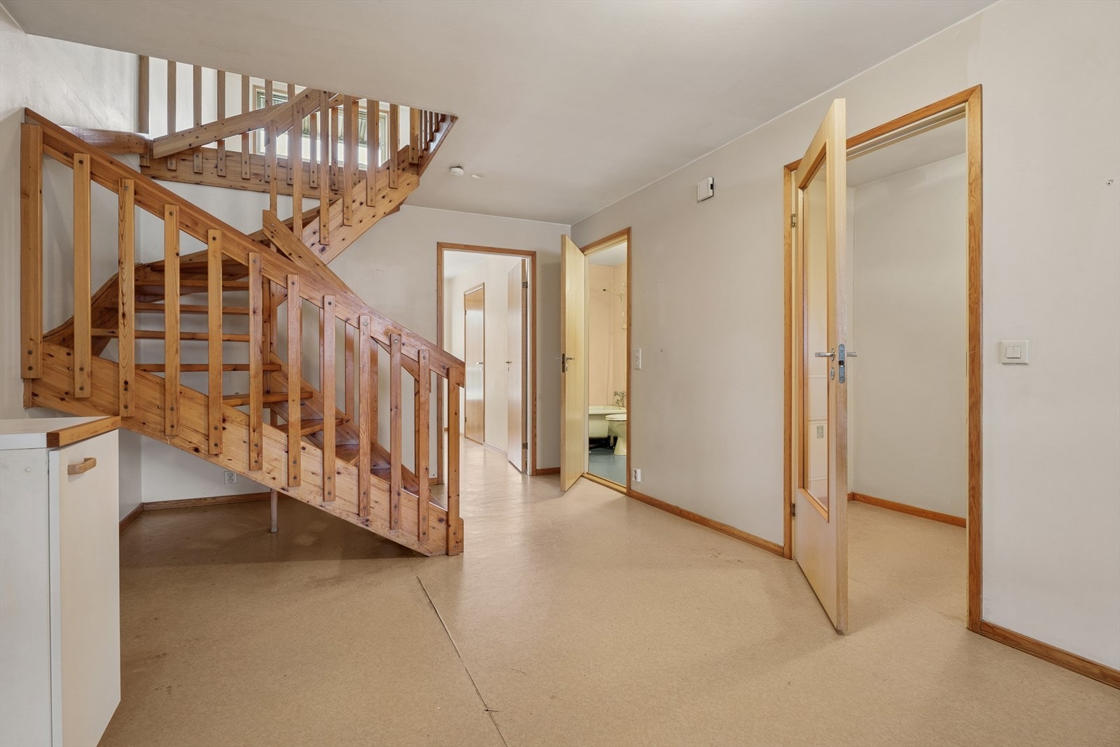 Tretrapp mellom etasjene. Galleribilde