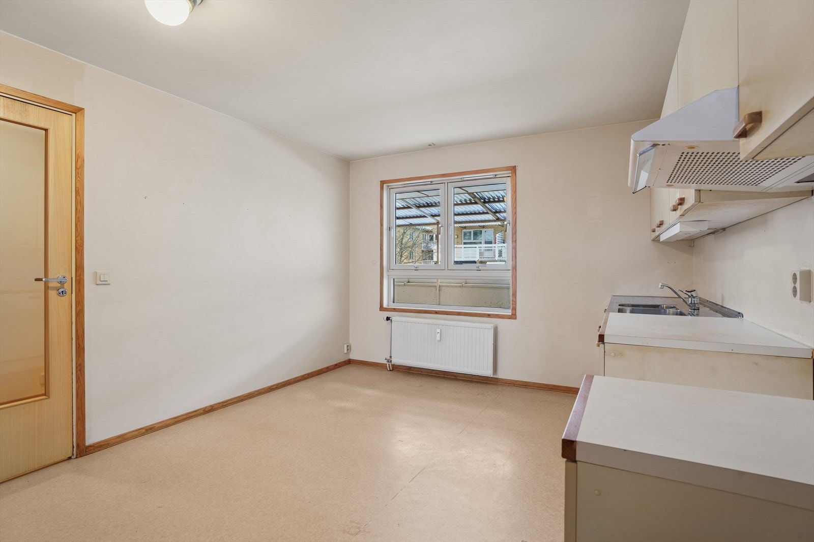 Det er gode plassmuligheter for spisebord hvor hyggelige måltider kan nytes i hverdagen. Galleribilde