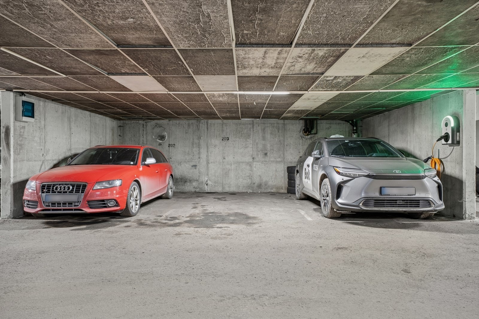 Det medfølger parkeringsplass i felles lukket garasjeanlegg. Det er mulighet for å montere elbil-lader. Galleribilde