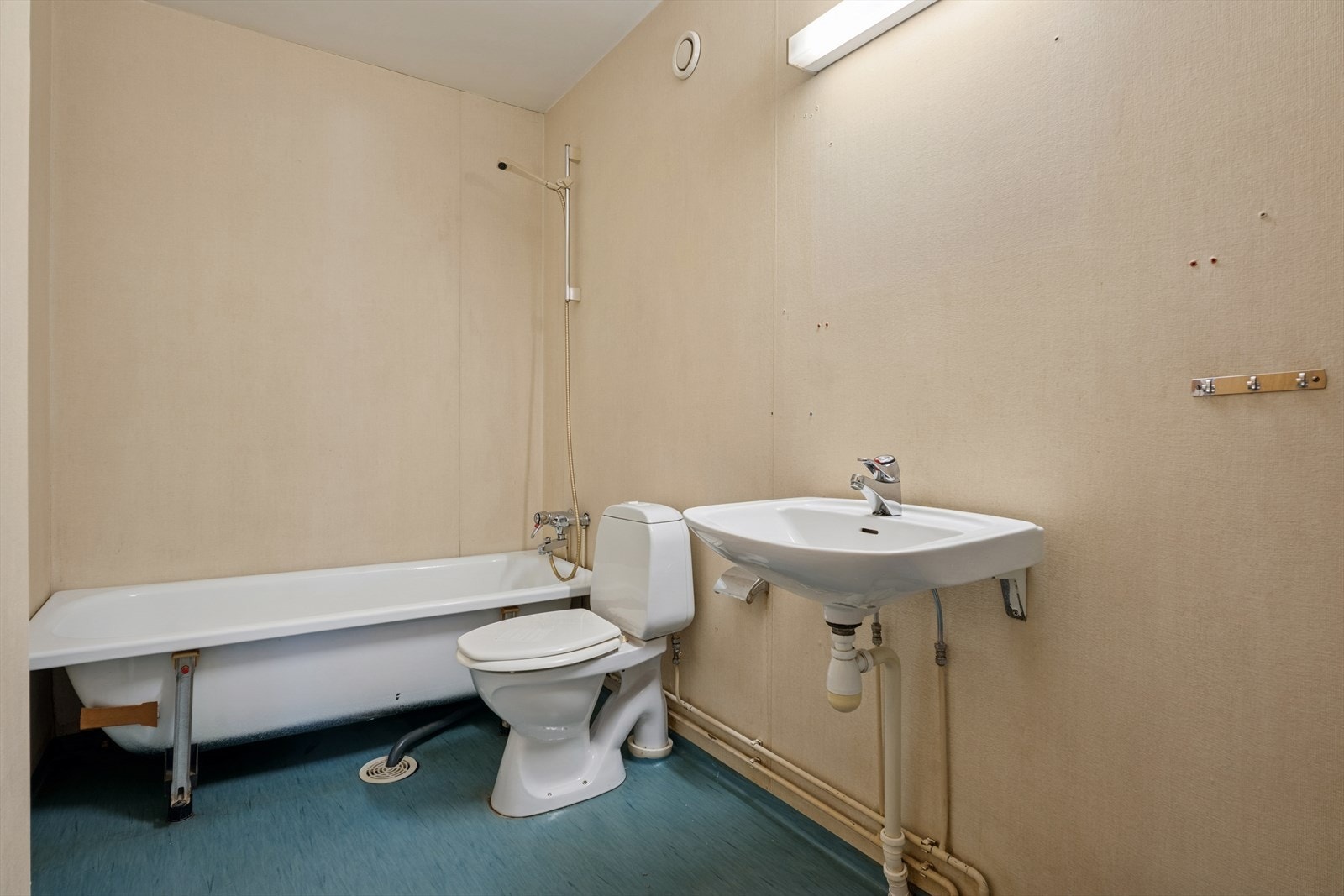 Boligen har to eldre baderom med moderniseringsbehov (TG3) beliggende i hver sin etasje. Baderommet ved entreen har servant, lysarmatur på vegg, gulvmontert toalett og badekar. Det er opplegg for vaskemaskin. Galleribilde