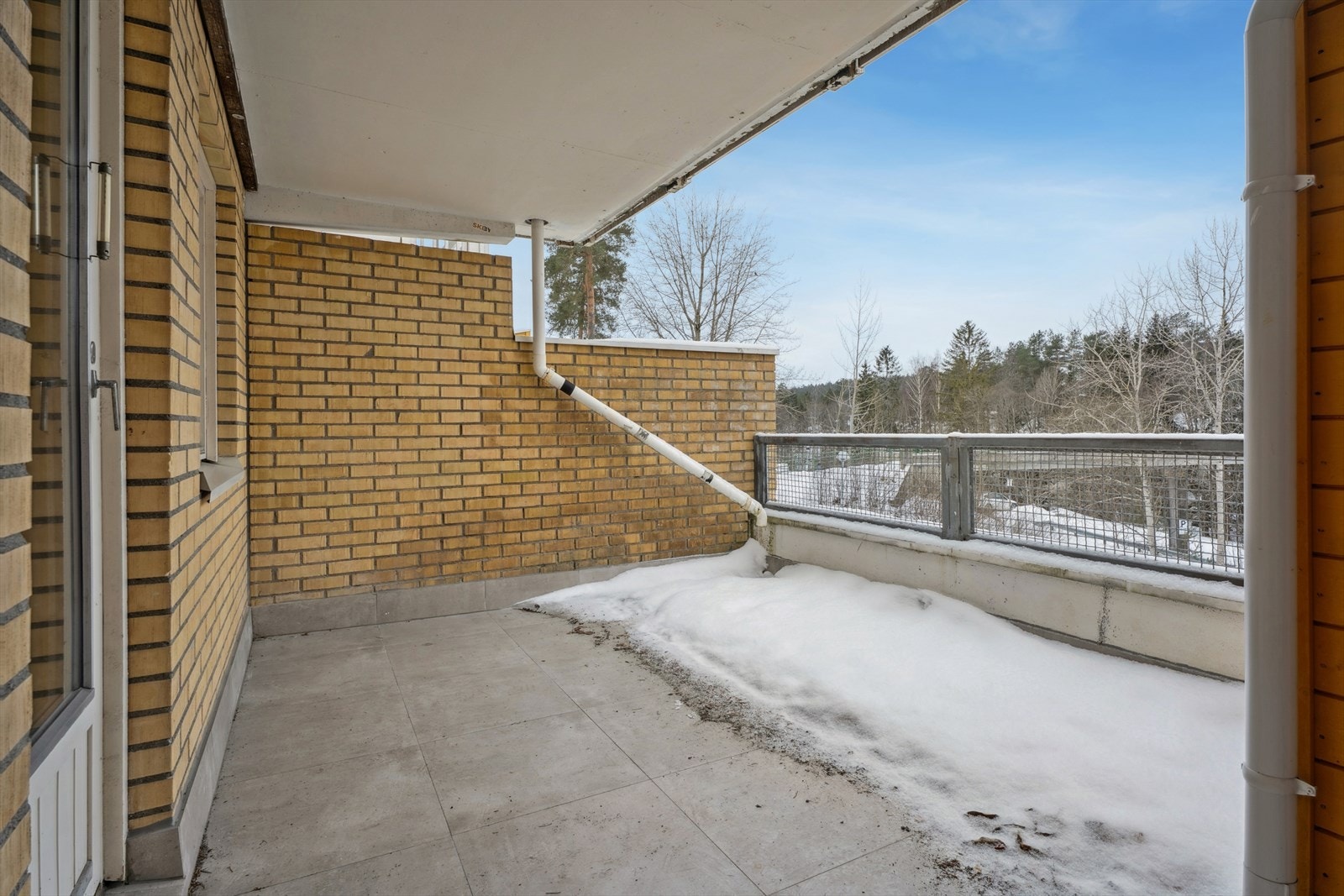 Fra Hovedsoverommet er det utgang til en stor vestvendt balkong på ca 14 kvm med plass til hyggelig sittegruppe og en liten bod for praktisk vinterlagring. Galleribilde