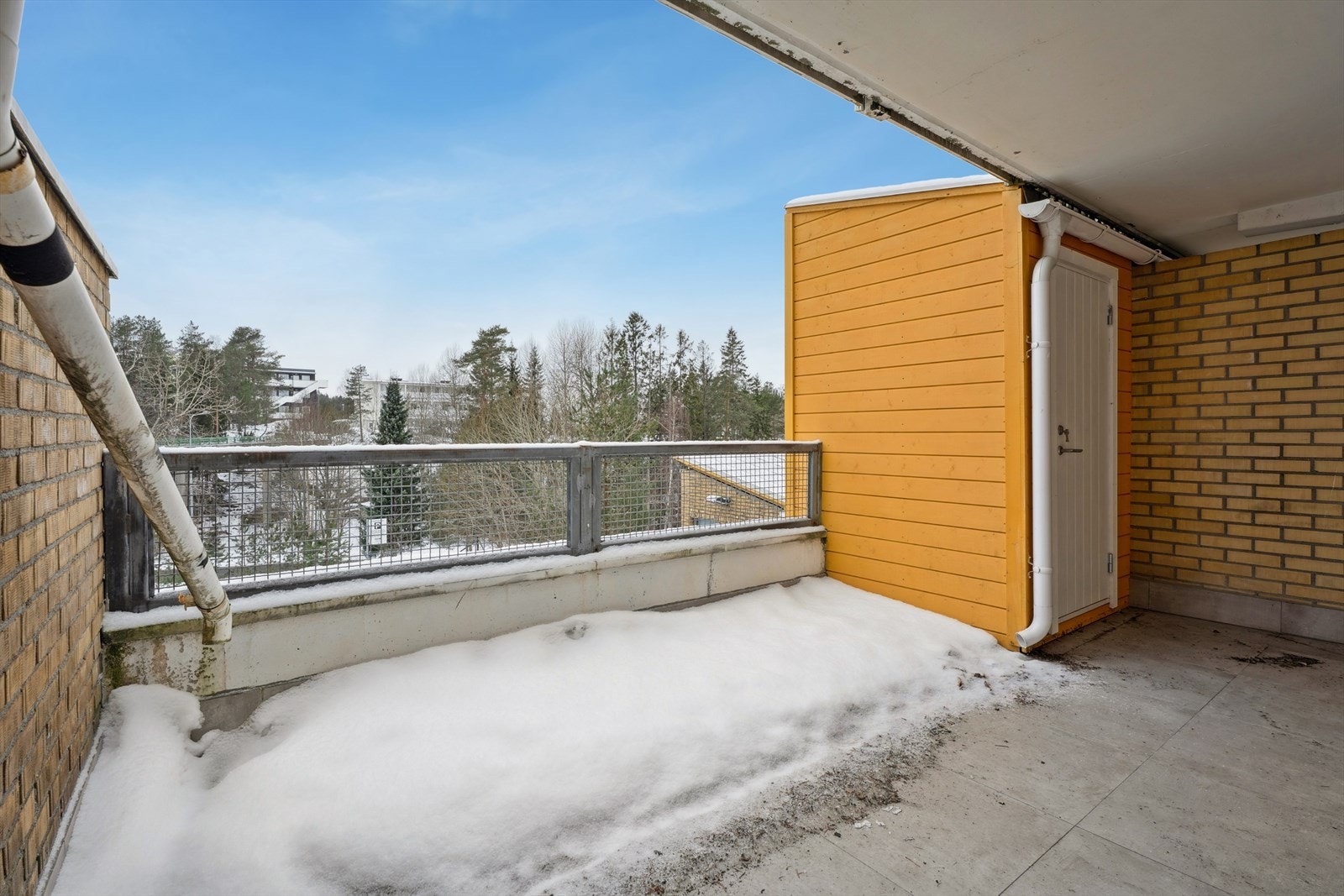 På balkongen er det en liten bod for praktisk lagring. Galleribilde