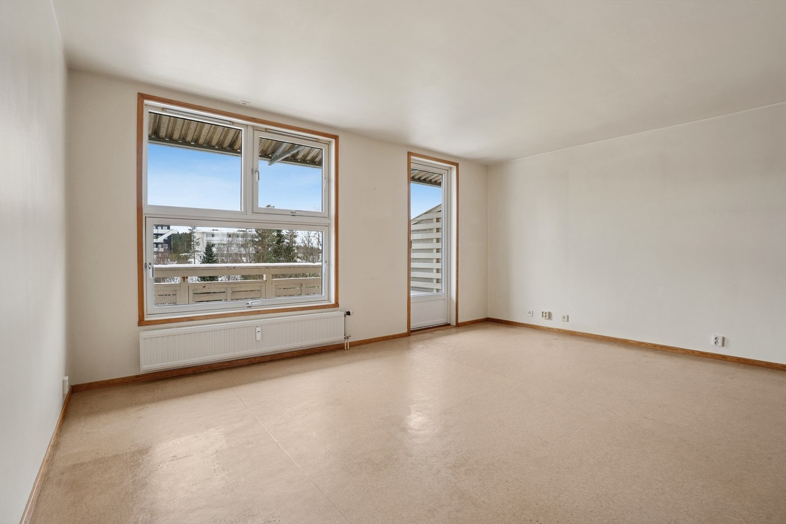 Romslig stue med god plass til sofaløsning, spisebord og tilhørende møblement. Galleribilde