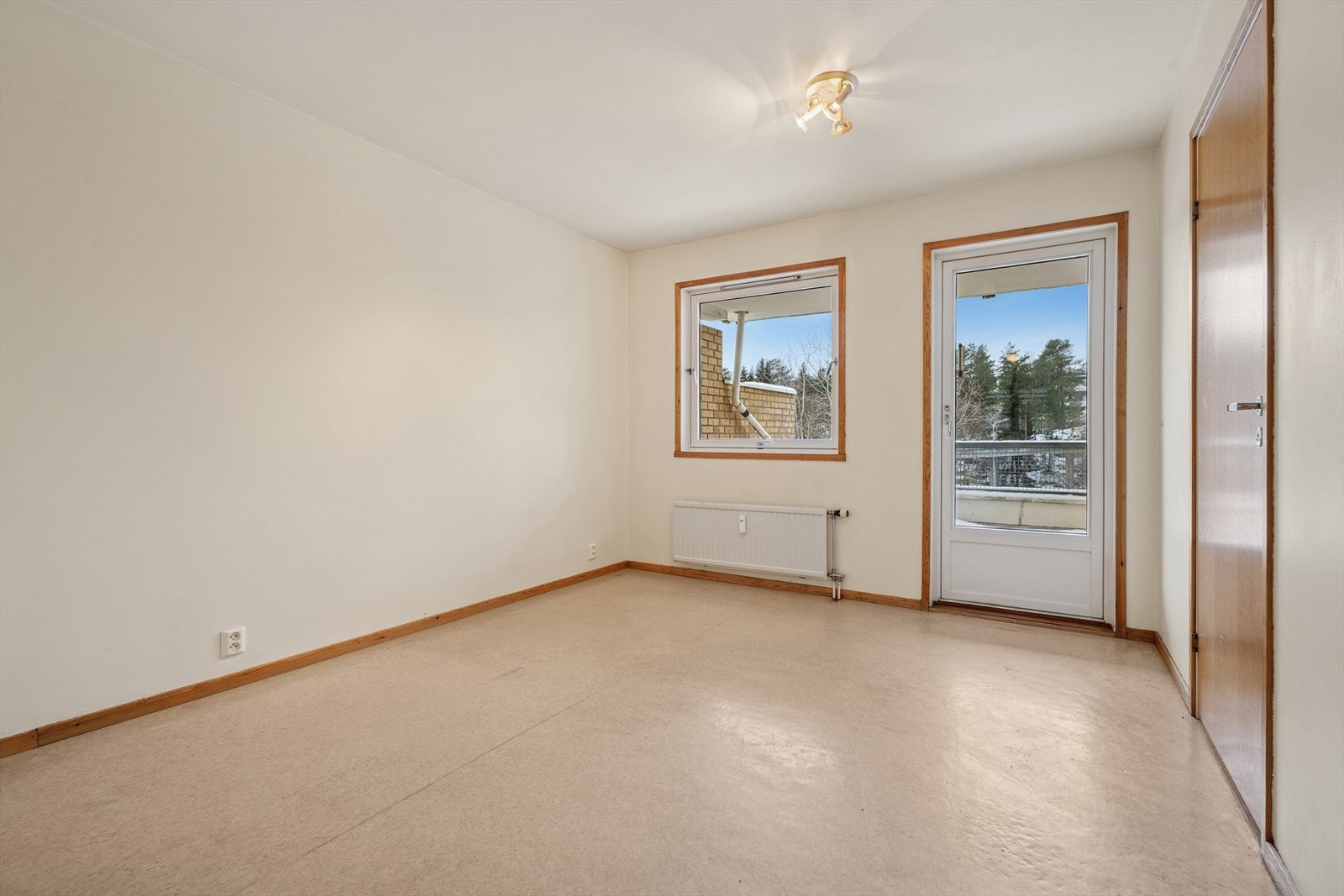 Boligen har tre gode soverom med forskjellige størrelser og kvaliteter. Hovedsoverom med god plass til dobbeltseng og nattbord. Galleribilde