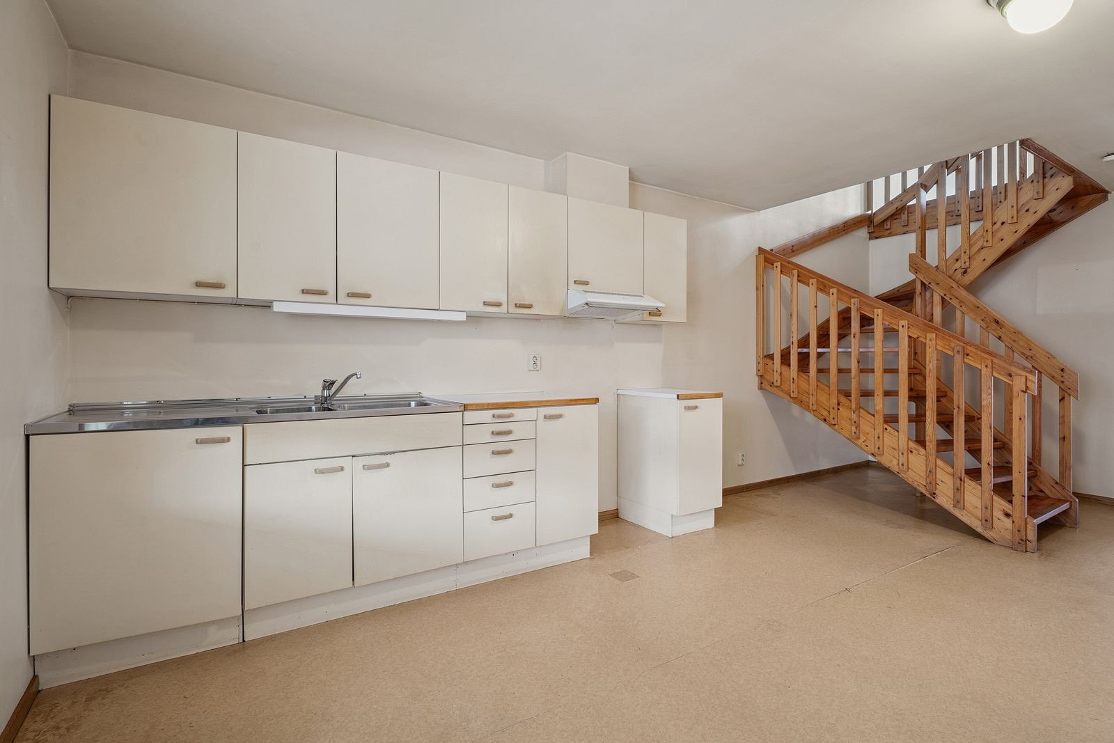 Romslig kjøkken med god oppbevaringsplass i over- og underskap. Galleribilde