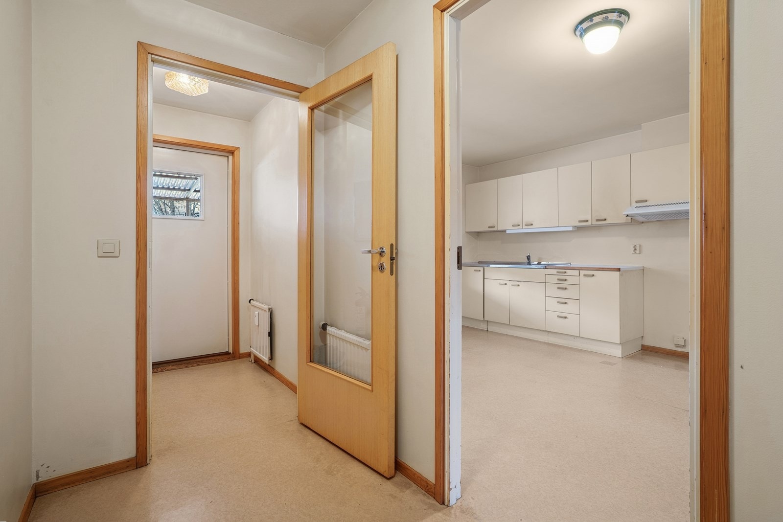 Entreen leder videre inn til en gang med plassmuligheter for garderobeløsning. Galleribilde