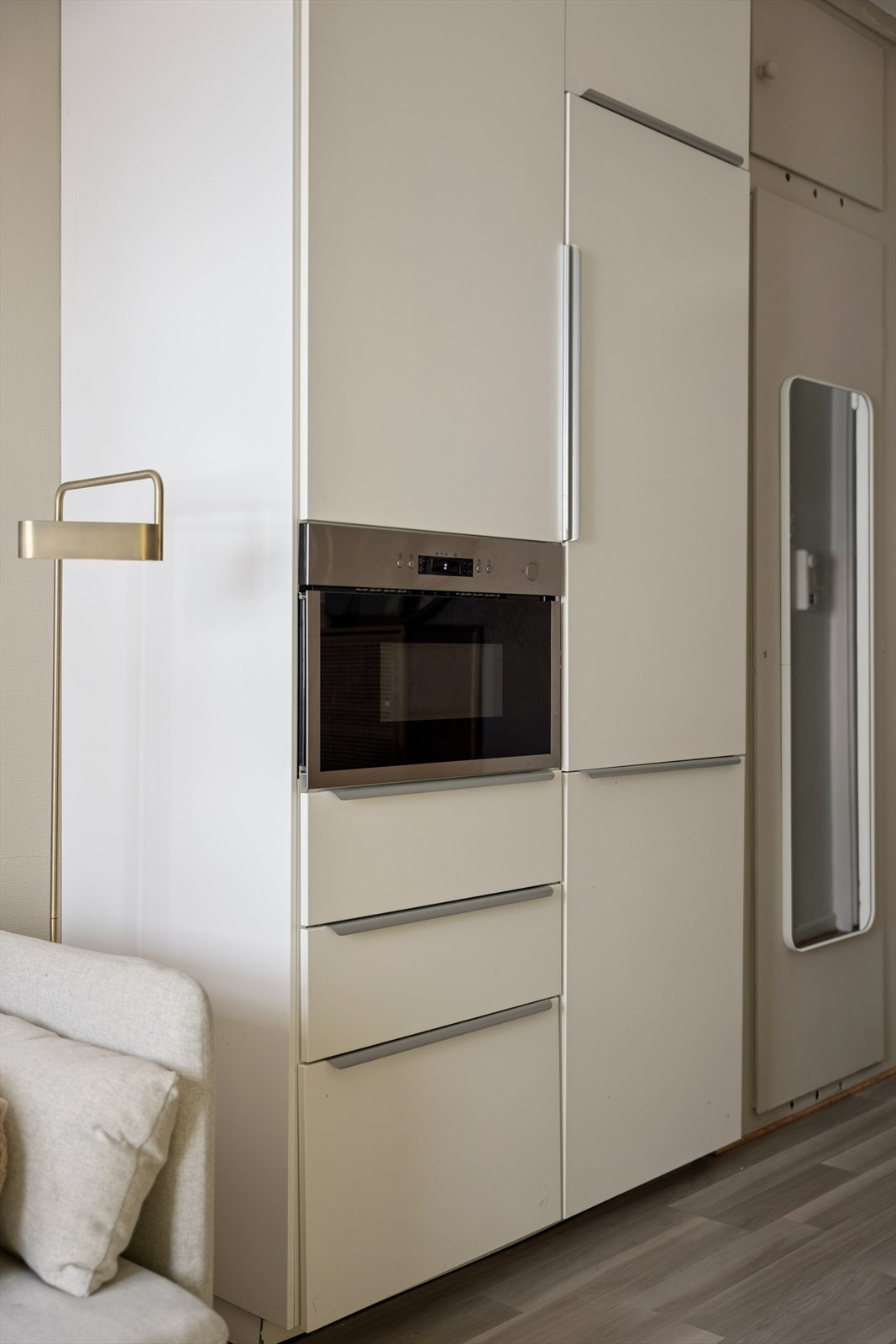 Stuedelen av kjøkkenet er montert i 2021. Her får du godt med lagring samt integrert kjøle-/fryseskap og mikrobølgeovn. Galleribilde