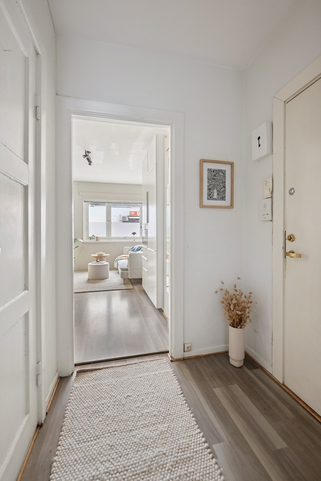 Praktisk og luftig entré med direkte tilgang til både stue, kjøkken og bad. Galleribilde