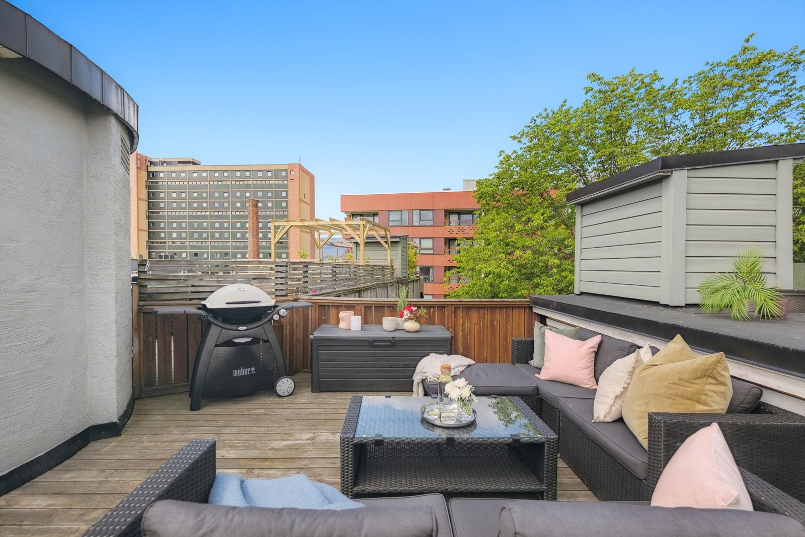 Felles takterrasse med grill, lounge og masse sol! Her kan du nyte late sommerdager. Galleribilde