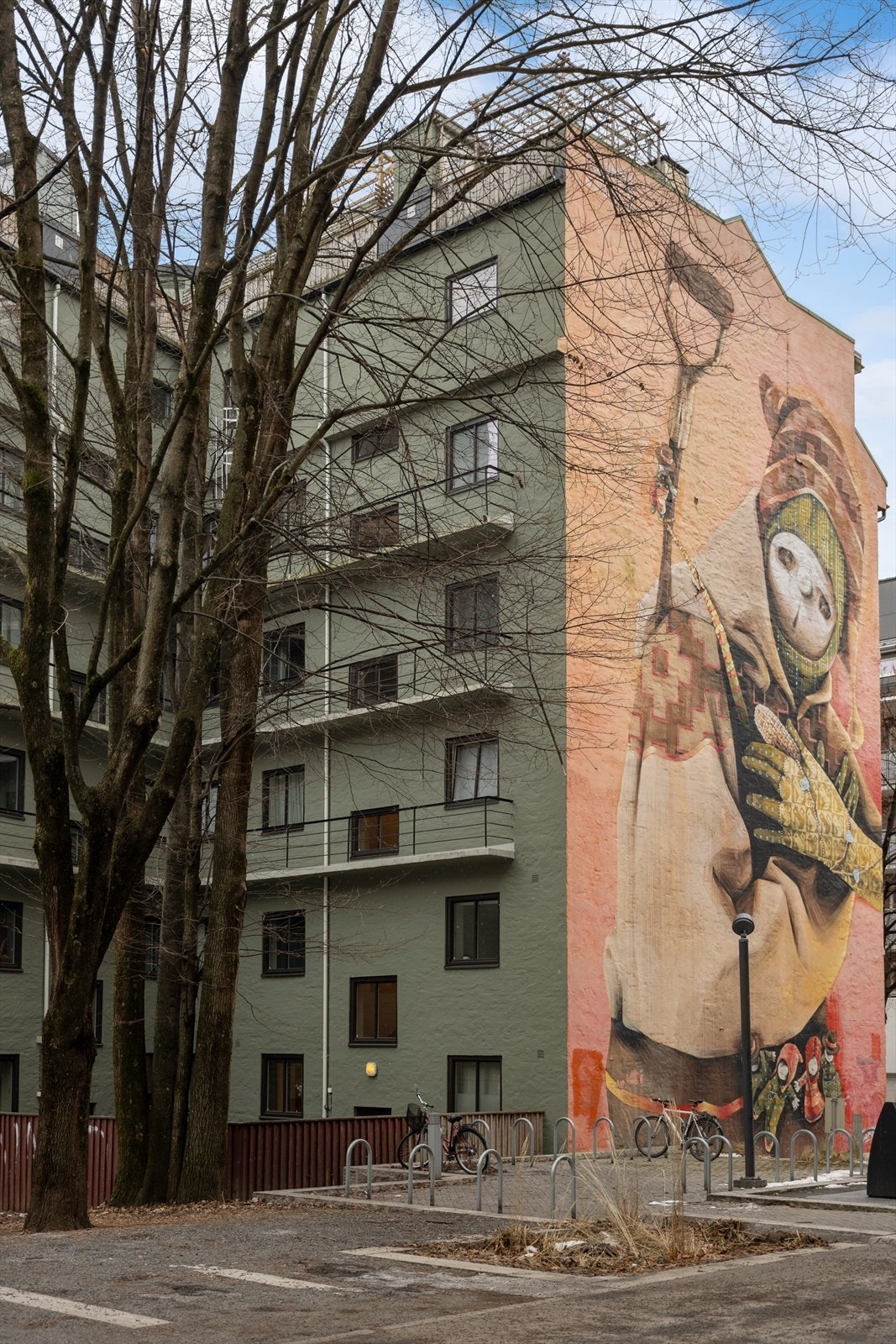 På baksiden av gården er det malt med kul graffitikunst. Galleribilde