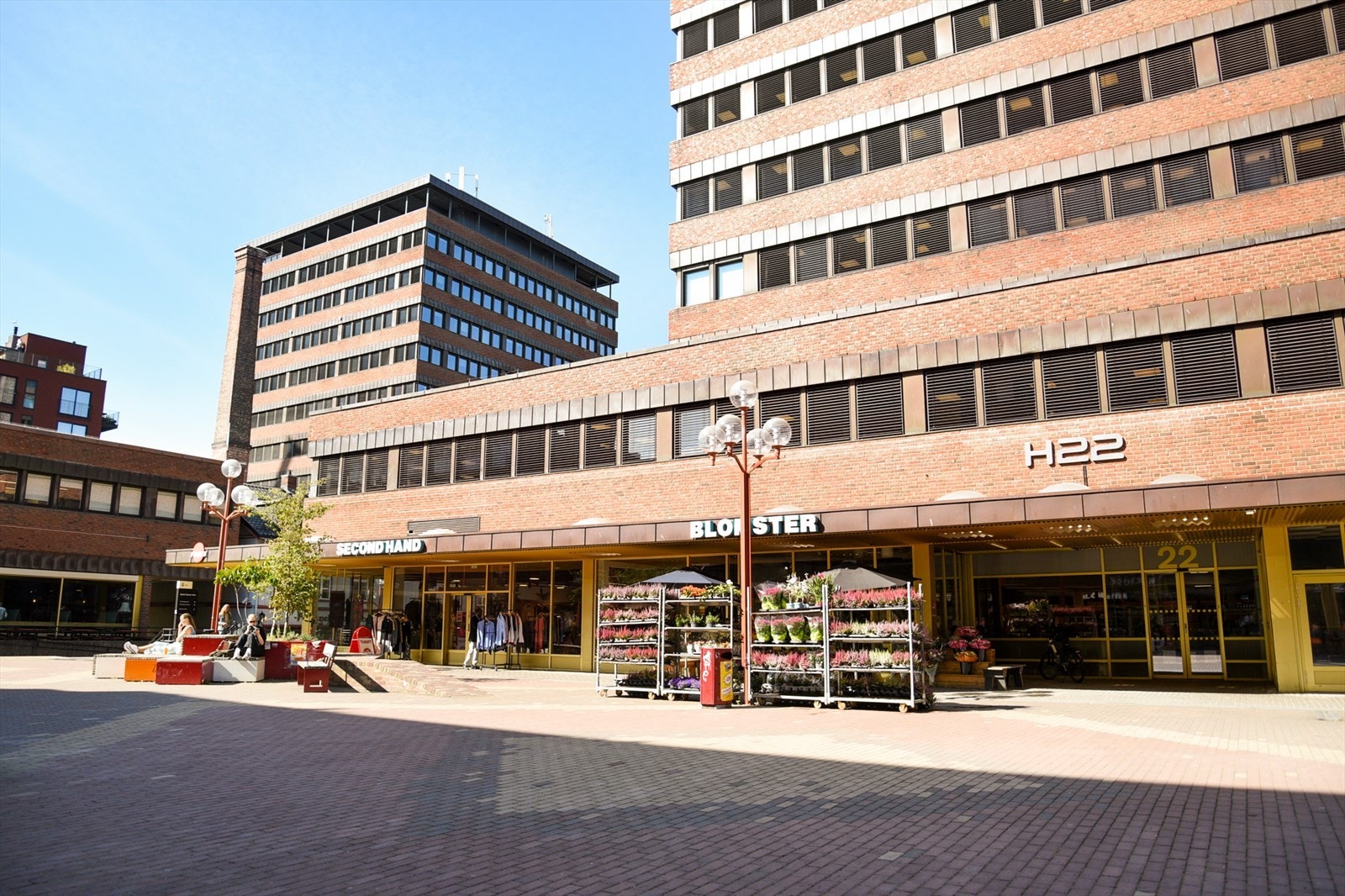 Tøyen Torg som nærmeste nabo. Her finner du fullt av butikker, kaféer, restauranter og T-bane. Galleribilde
