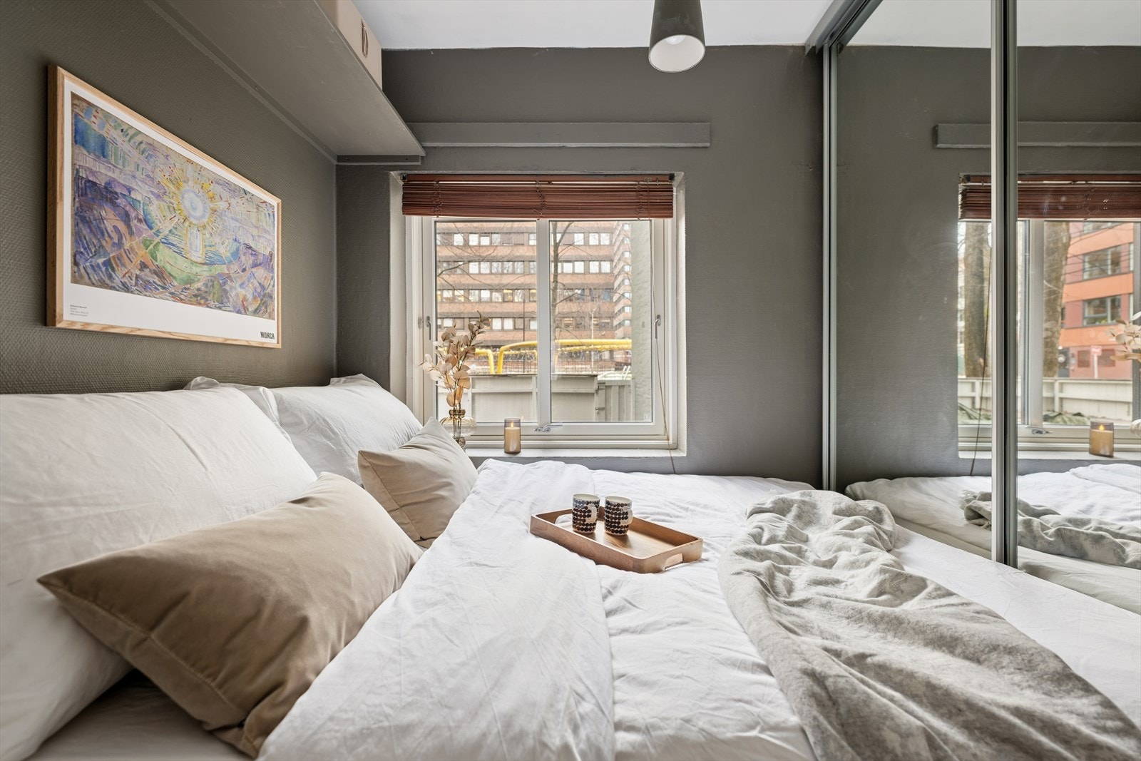 Soverommet har plass til dobbeltseng og praktiske garderobeløsninger. Galleribilde