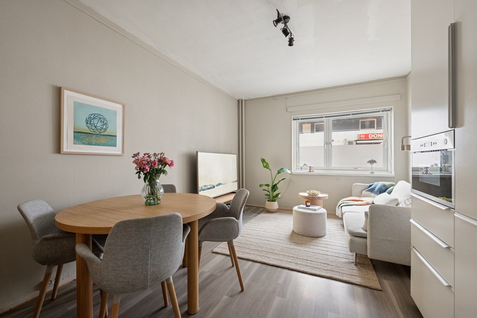 Lys og romslig stue-/spisestueområde med god plass til både spisebord og sofagruppe. Galleribilde