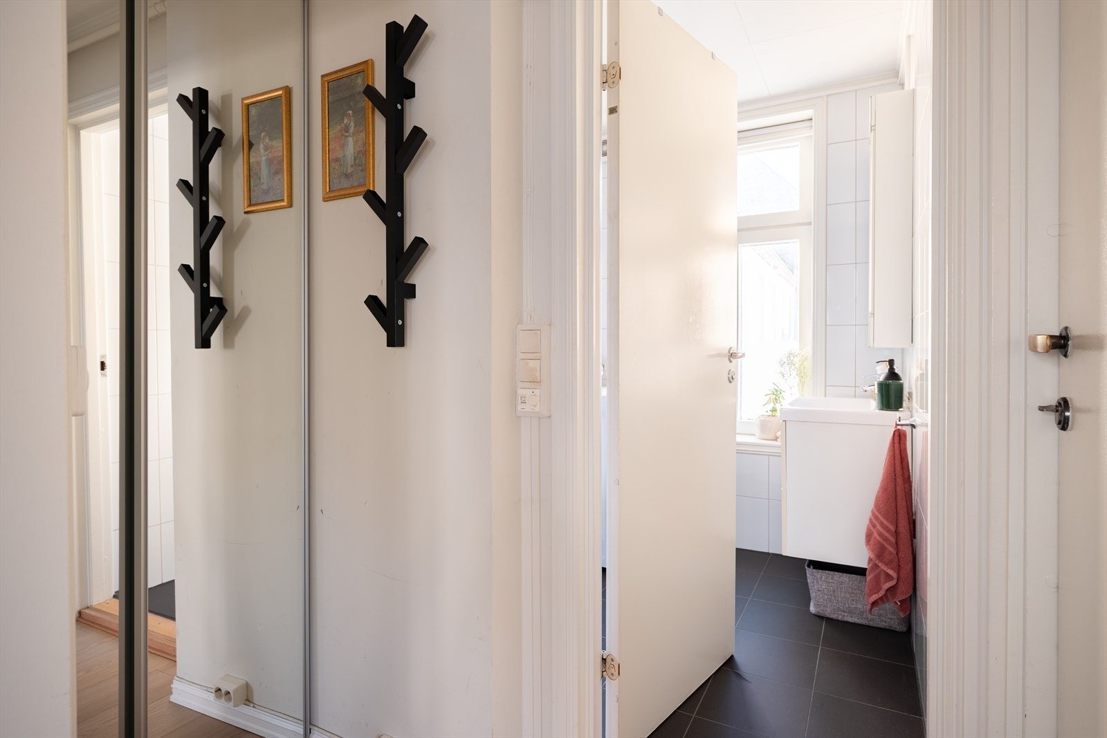 Innbydende entré på 2,6m² med god praktisk skyvdørsgarderobe som medfølger handelen. Galleribilde