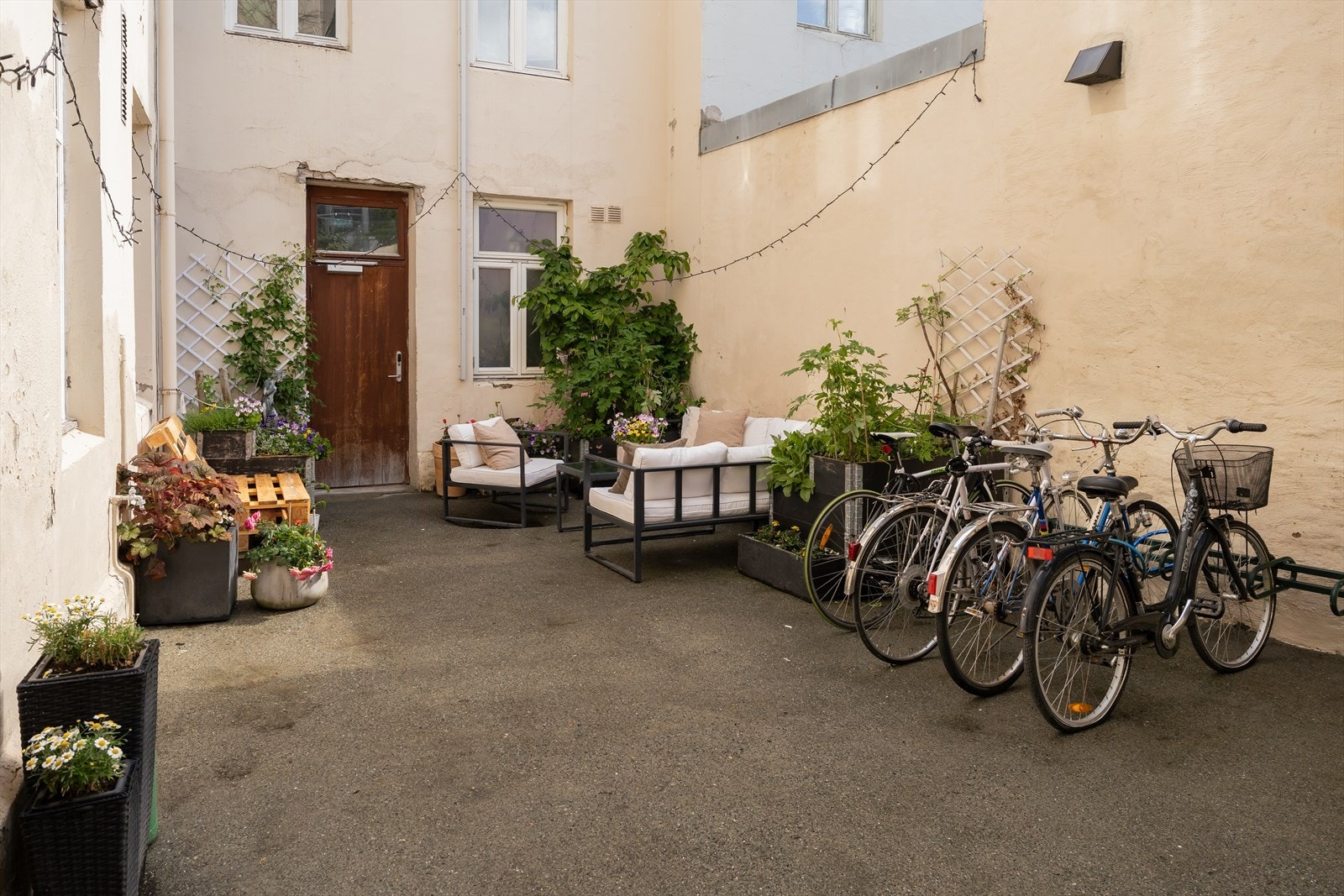 Det er også sykkelparkering i bakgård. Galleribilde
