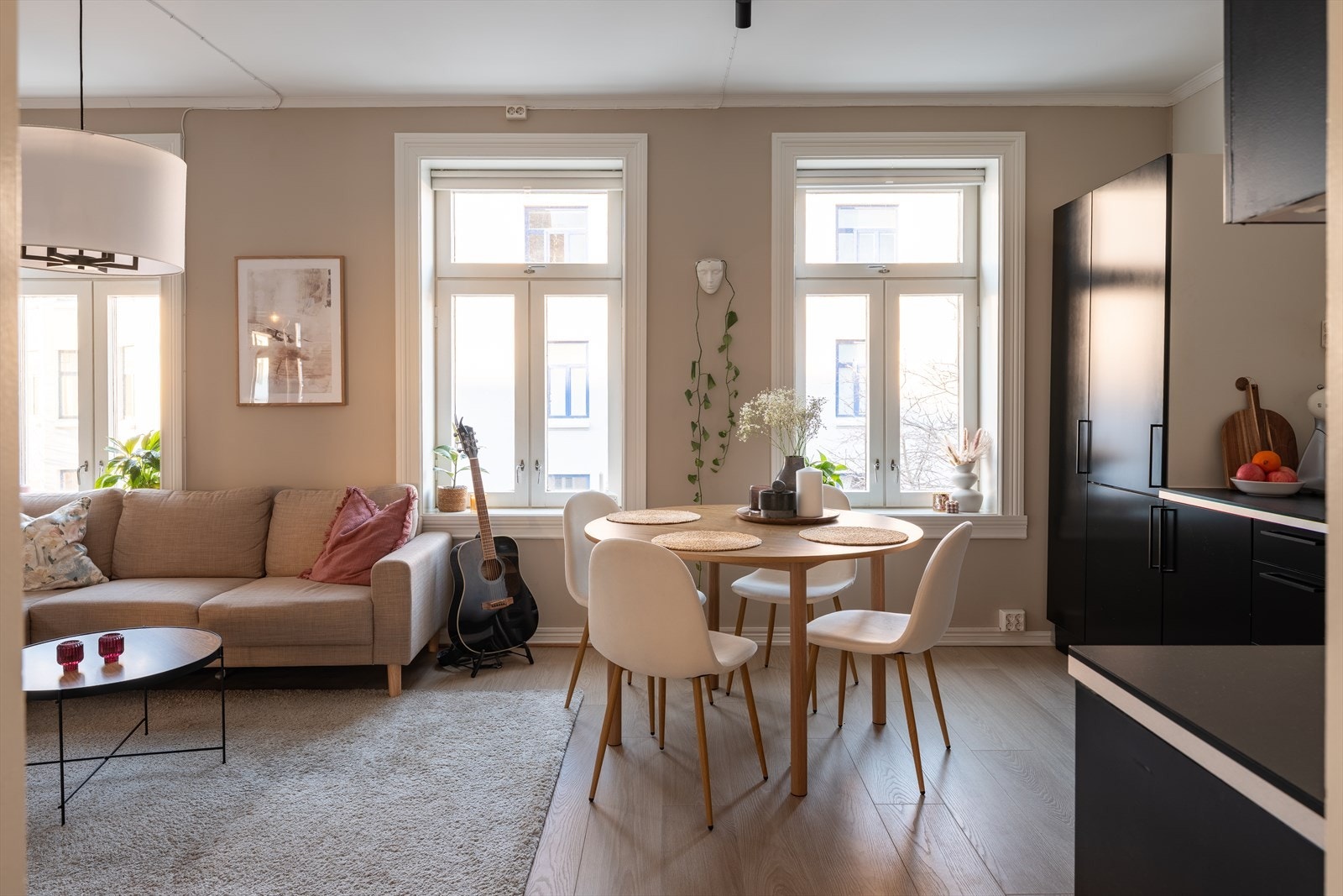 Etter dagens løsning får spiseseksjonen sin naturlige plassering mellom sofaen og kjøkkenet. Galleribilde