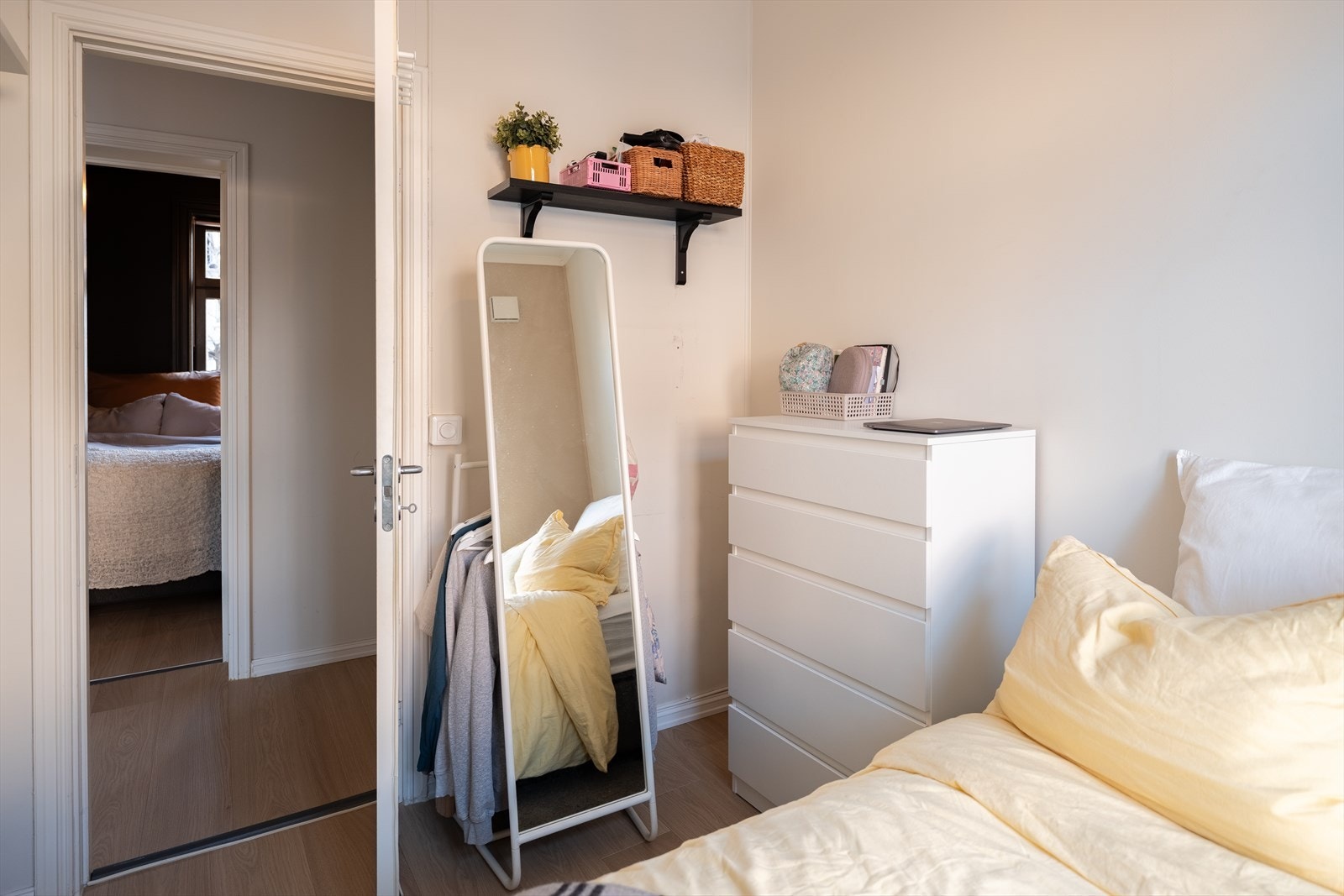 Her har du god plass til dobbeltseng og garderobeløsning Galleribilde