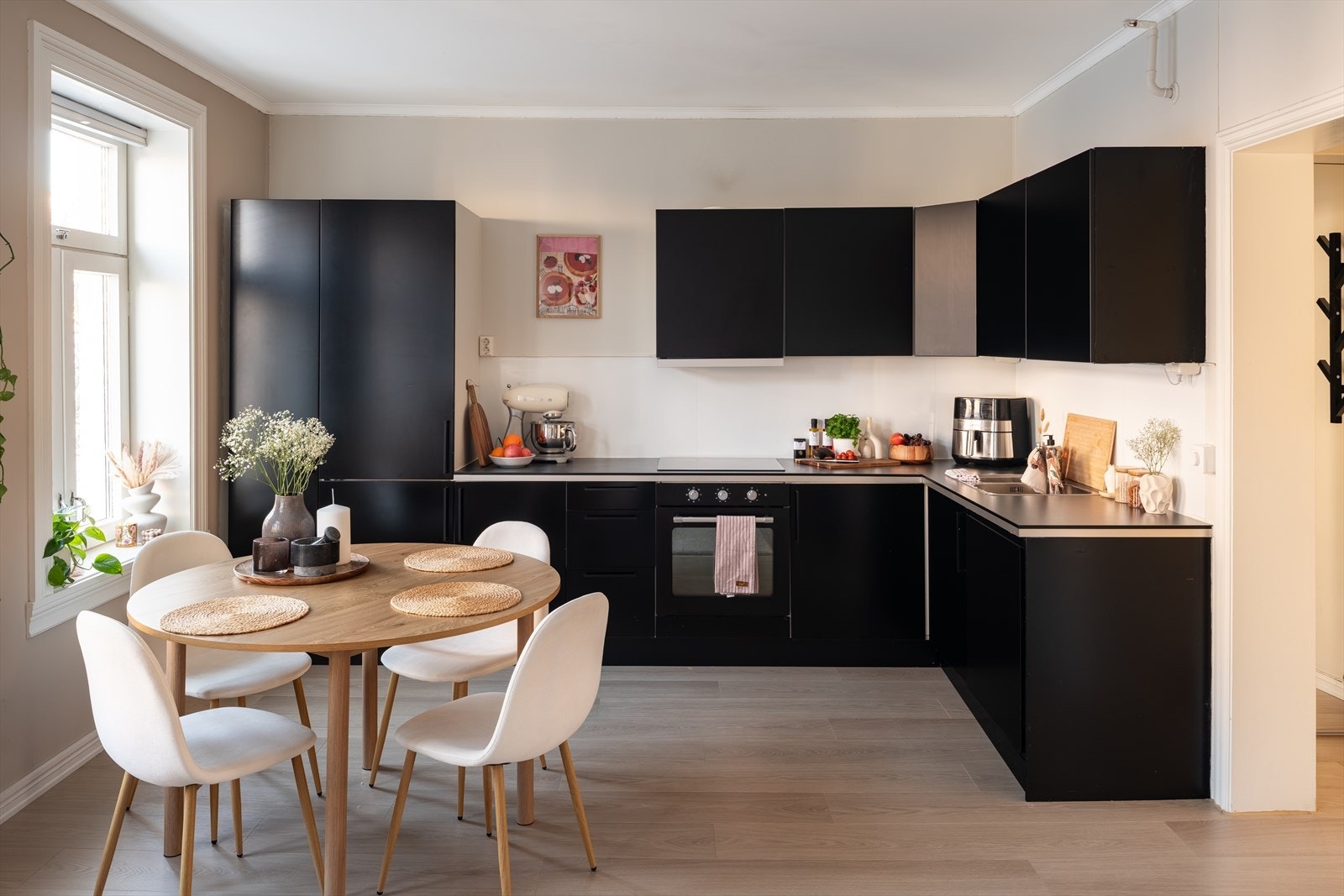 Kjøkkenet byr på integrerte hvitevarer som kjøl/fryseskap, platetopp, stekeovn og oppvaskmaskin. Galleribilde