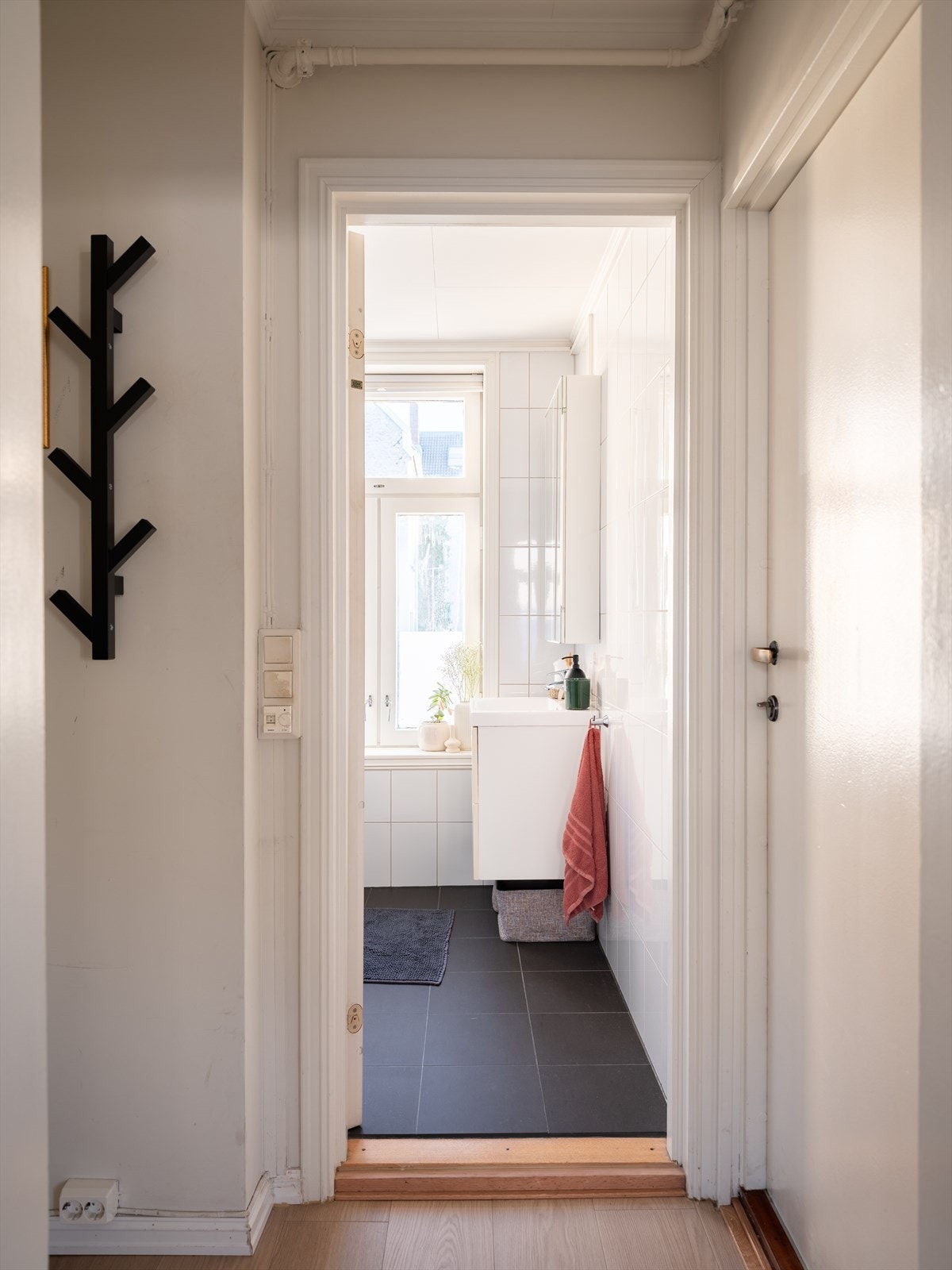 Det er gode bussforbindelser i umiddelbar nærhet til leiligheten, med blant annet linje 1, 2, 10 og 12, som gir enkel tilgang til store deler av Trondheim. Galleribilde