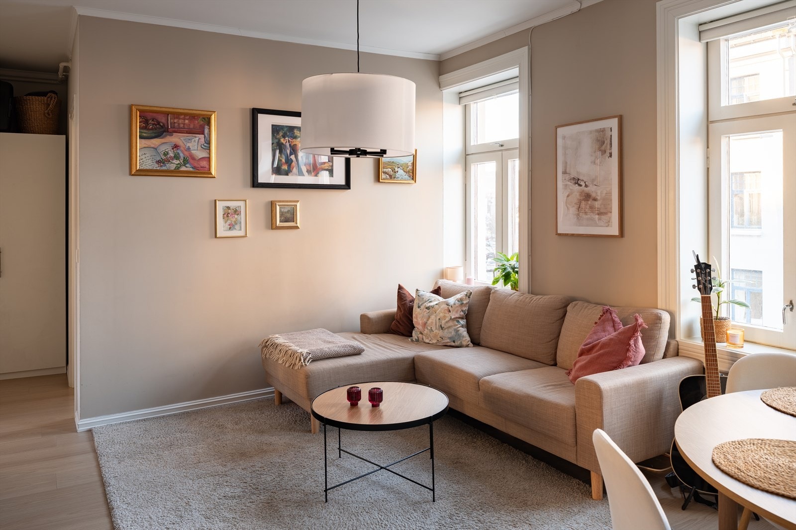 Leiligheten byr på åpen stue- og kjøkkenløsning, bad, to soverom og entré. Galleribilde