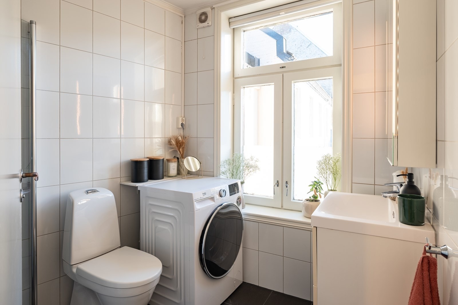 Pent og flislagt bad på 4m² med gulvvarme. Her er det verdt å merke seg at nye varmekabler ble lagt i 2018, samt avretting og nye fliser. Galleribilde