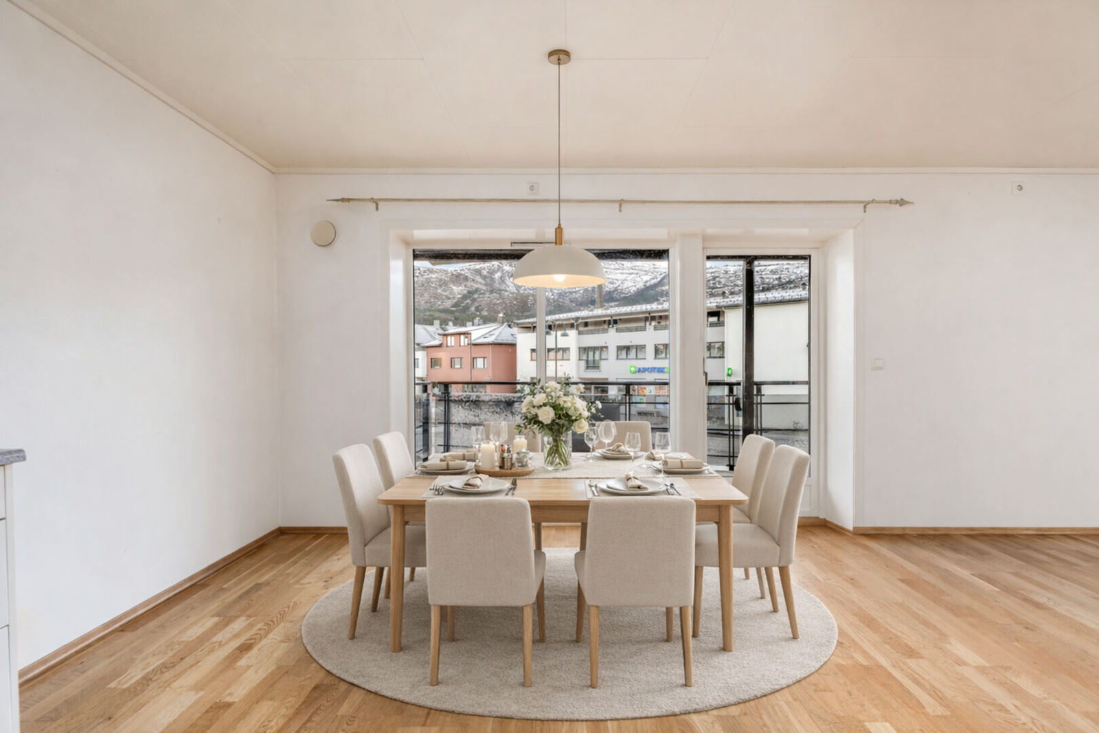 Spisestue digitalt møblert med KI. Galleribilde