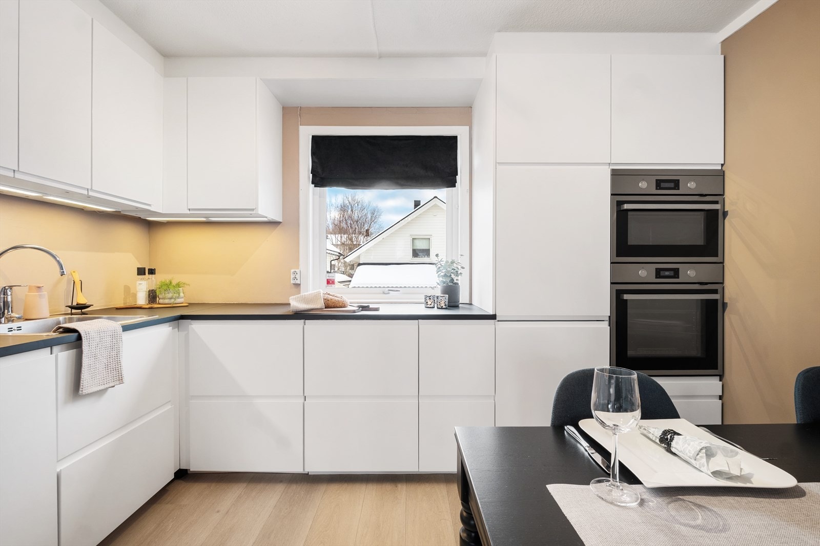 Kjøkkent er godt utbygget med skap- og benkeplass Galleribilde