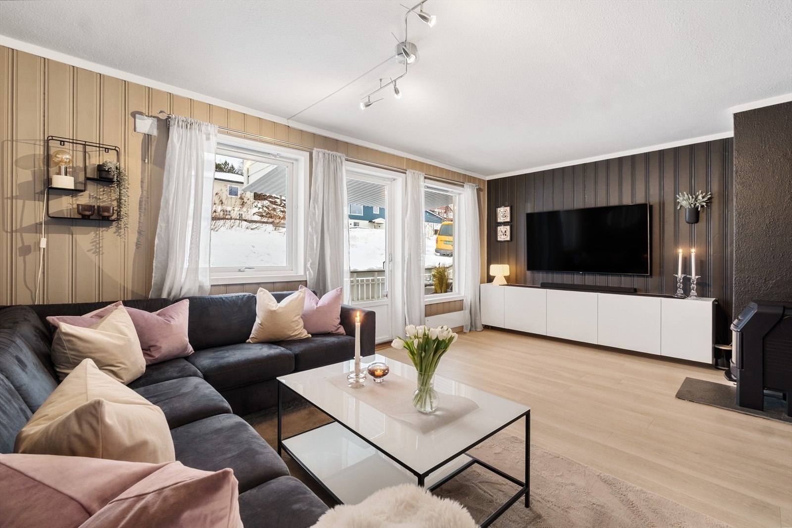 Fra stuen er det utgang til balkong. Galleribilde