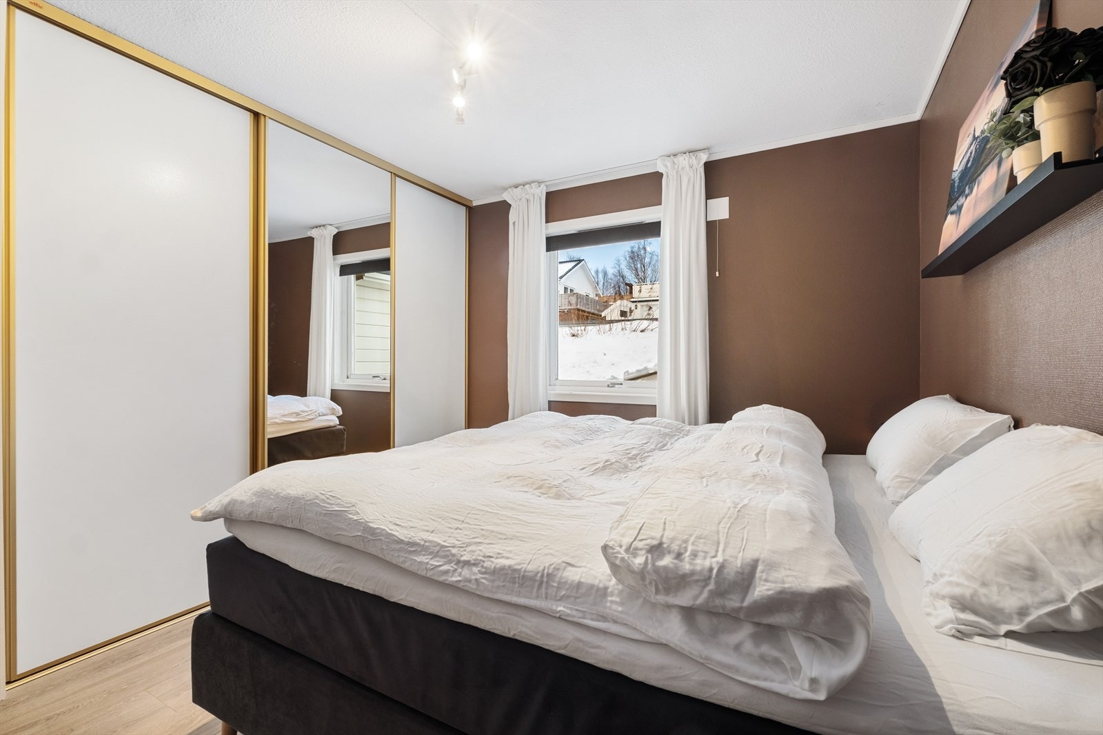 Hovedsoverommet med stor skyvedørsgarderobe. Galleribilde