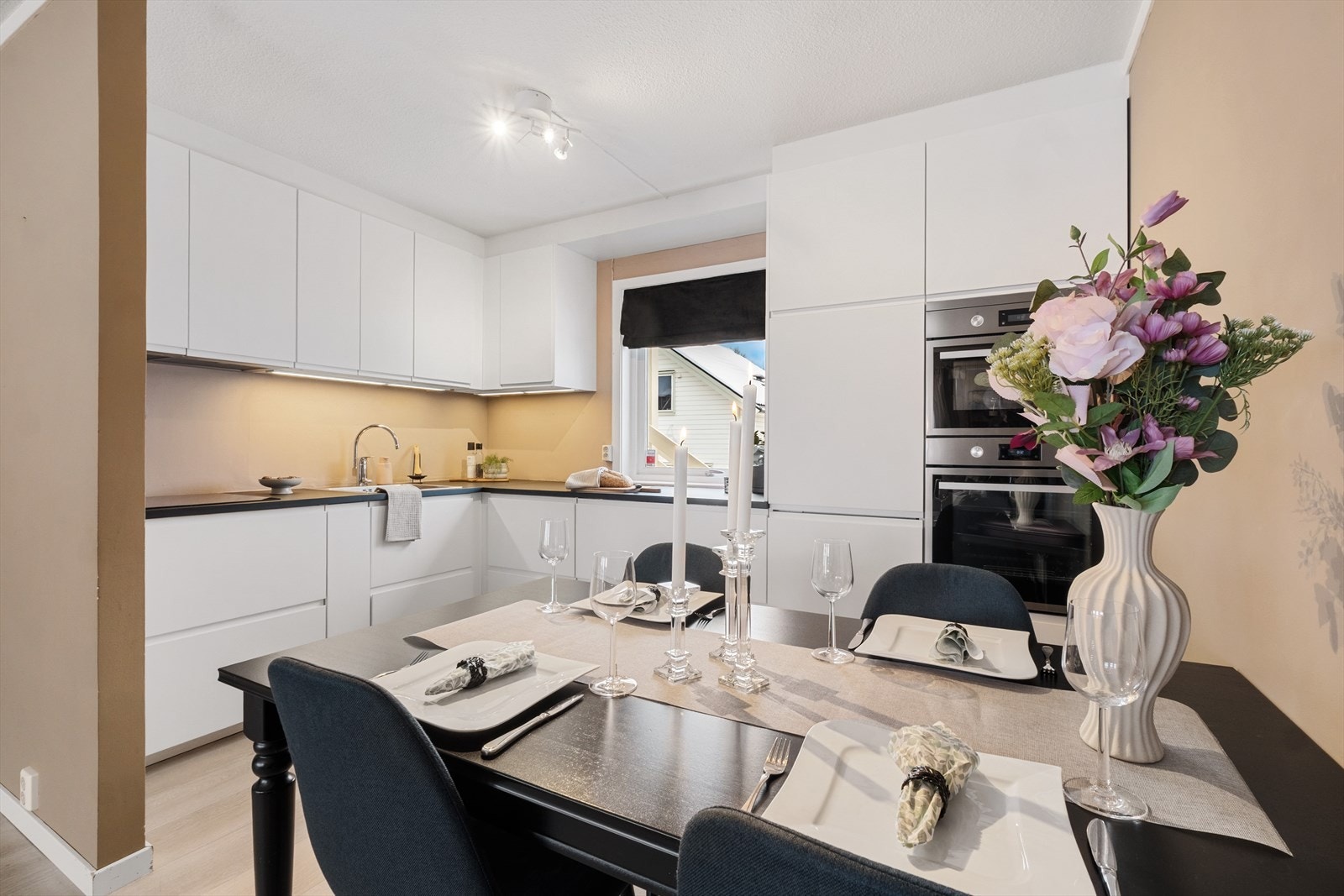 God plass til spisebord i tilknytning til kjøkkenet. Galleribilde