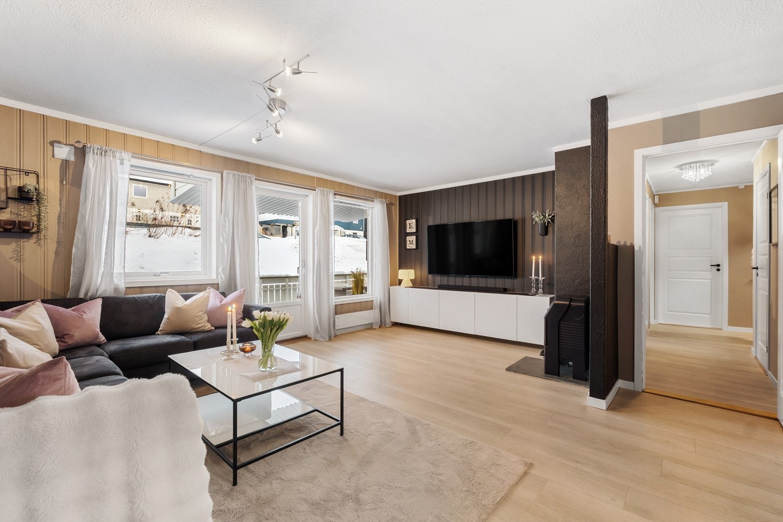 Stuen har god plass til sofagruppe og tilhørende møbler. Galleribilde