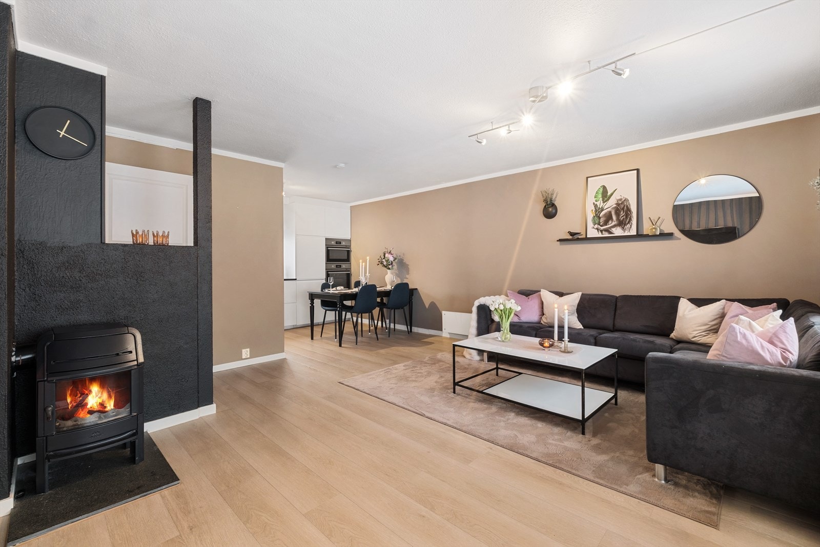 Kjøkkenet ligger noe tilbaketrukket fra stuen. Galleribilde