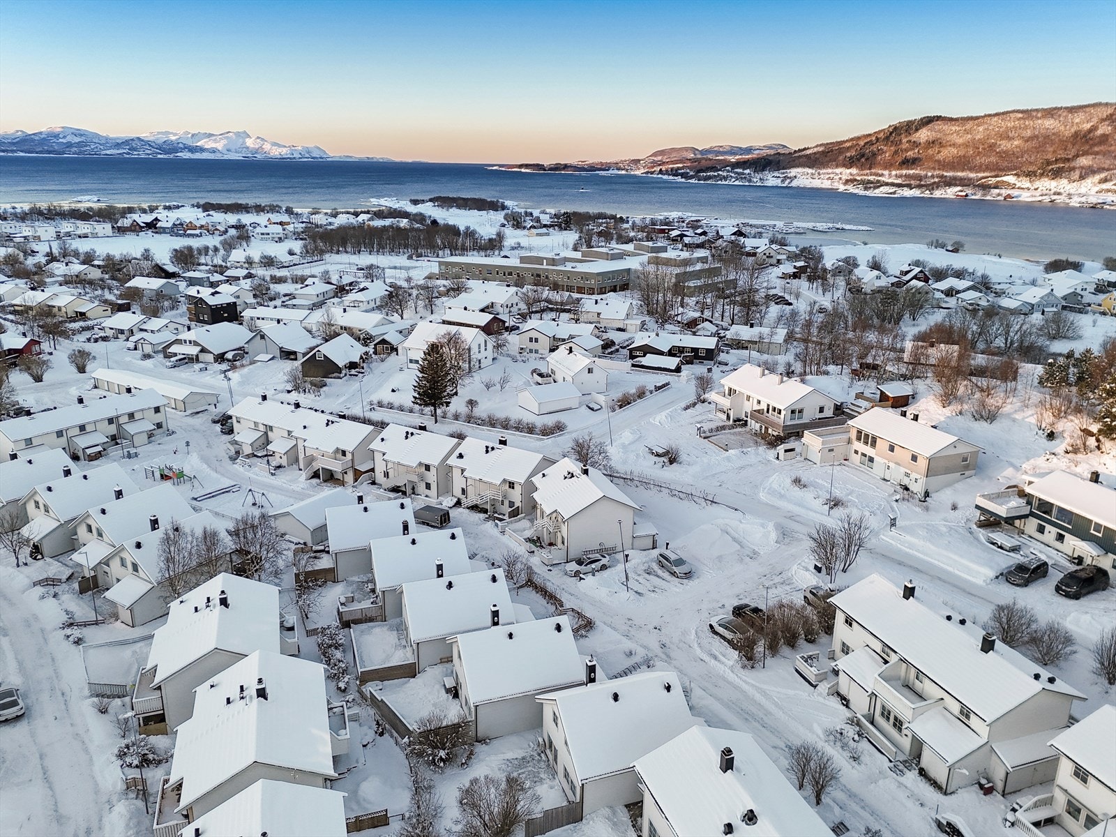 Fast parkeringplass utenfor leiligheten. Galleribilde