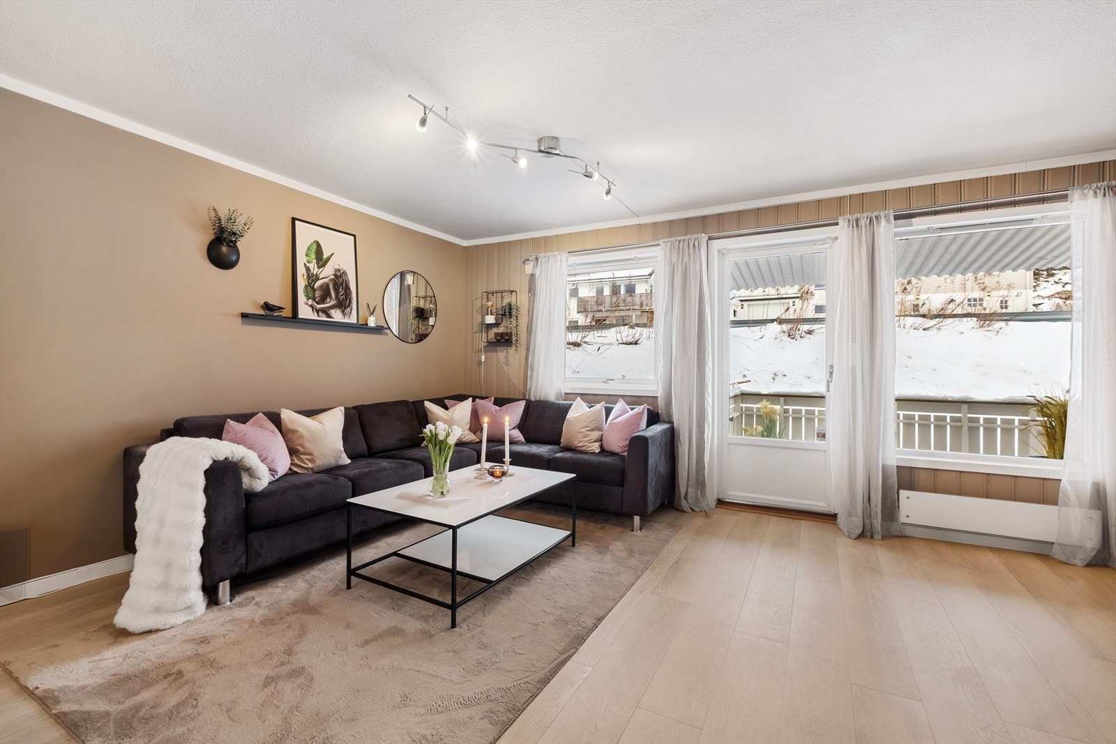 Lys og romslig stue malt i moderne fargevalg Galleribilde