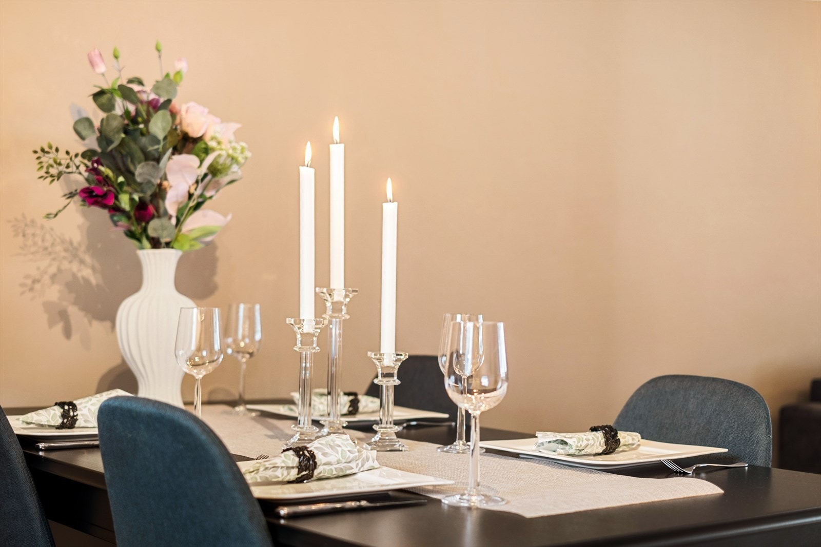 Samle venner og familie til en bedre middag. Galleribilde