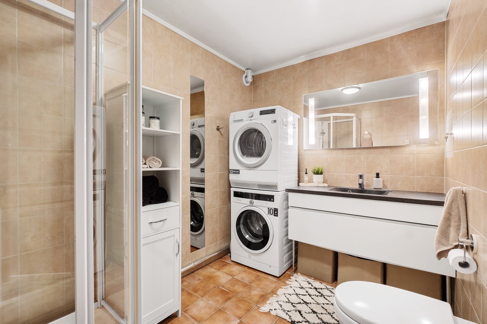 Plass til vaskemaskin og tørketrommel. Galleribilde