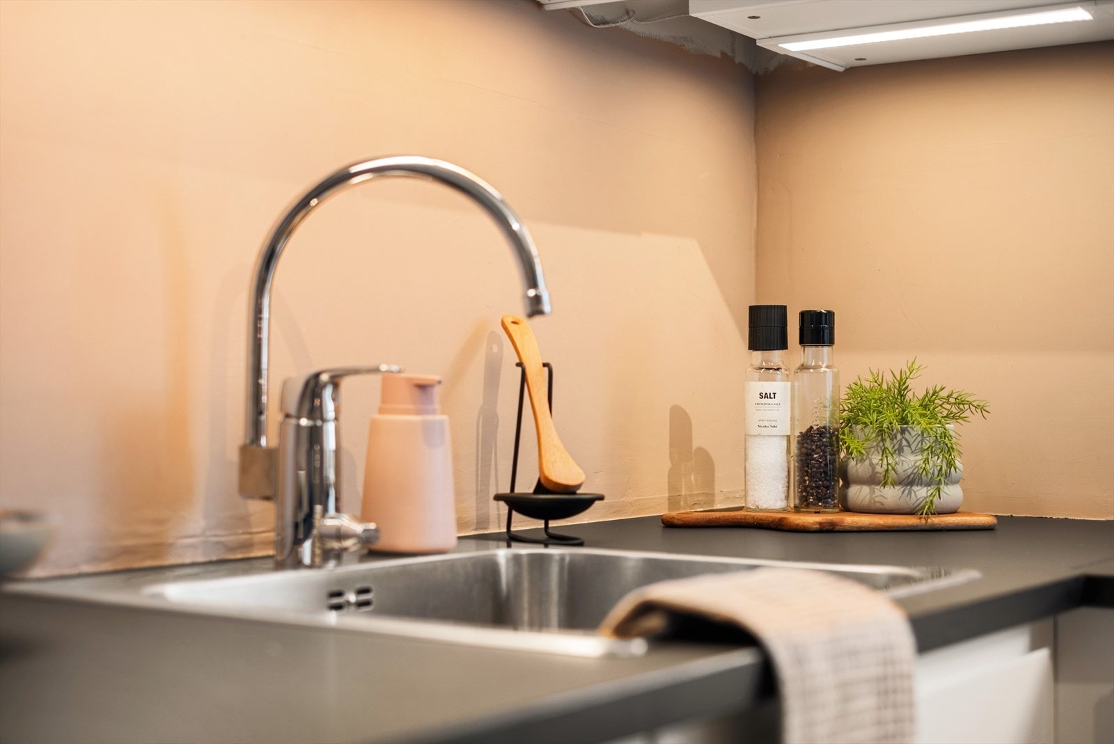 Integrert platetopp, oppvaskmaskin og kombinert kjøl/fryseskap. Galleribilde