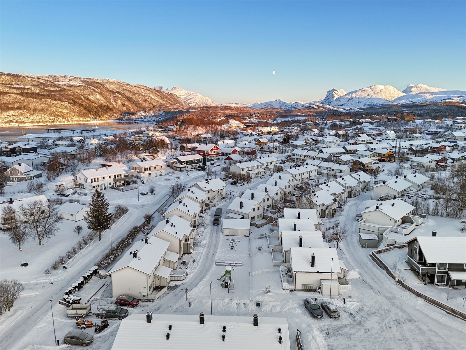 Det er gode turmuligheter i området, blant annet tursti rundt Hopen og videre mot havna. Galleribilde