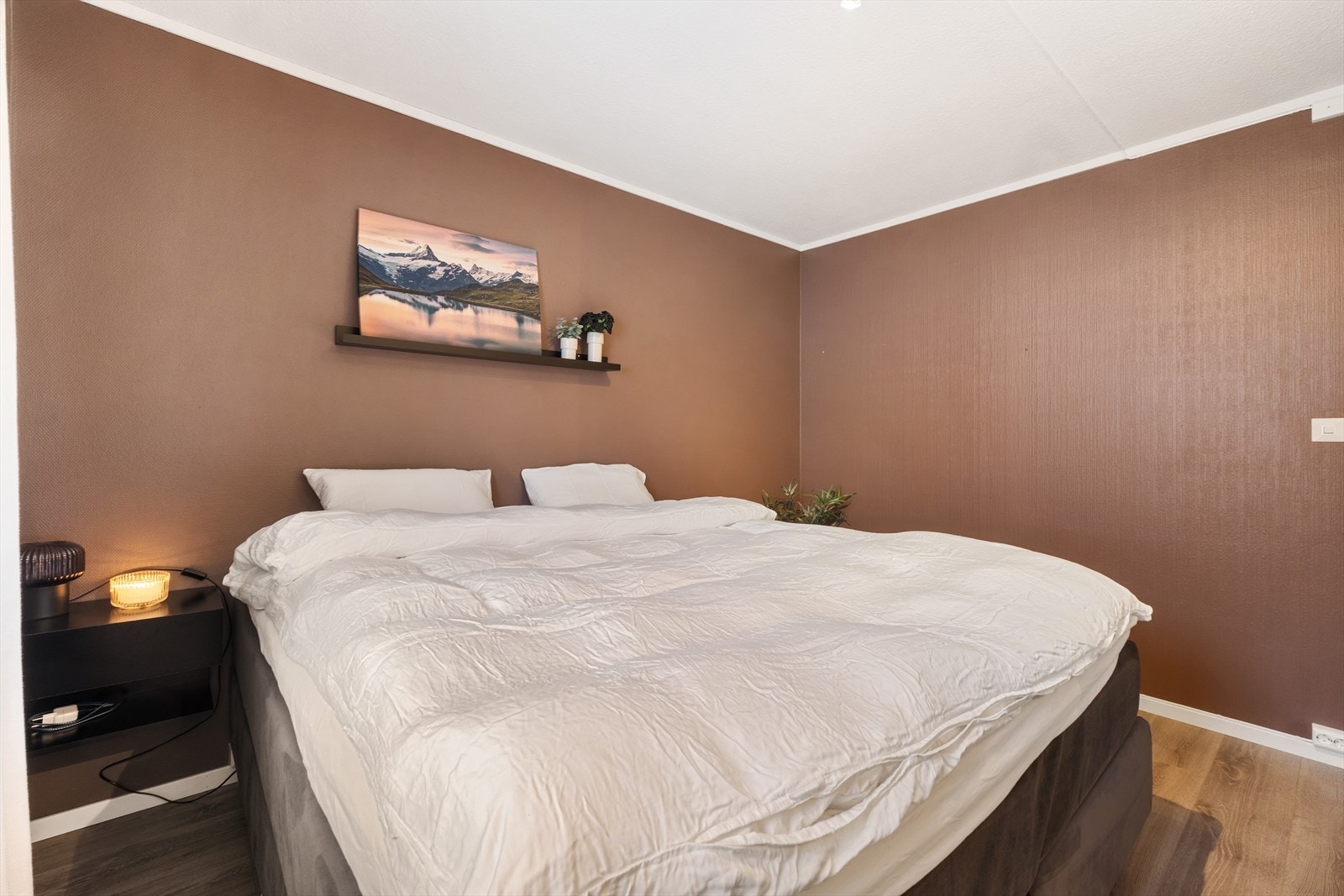 God plass til dobbeltseng og nattbord. Galleribilde