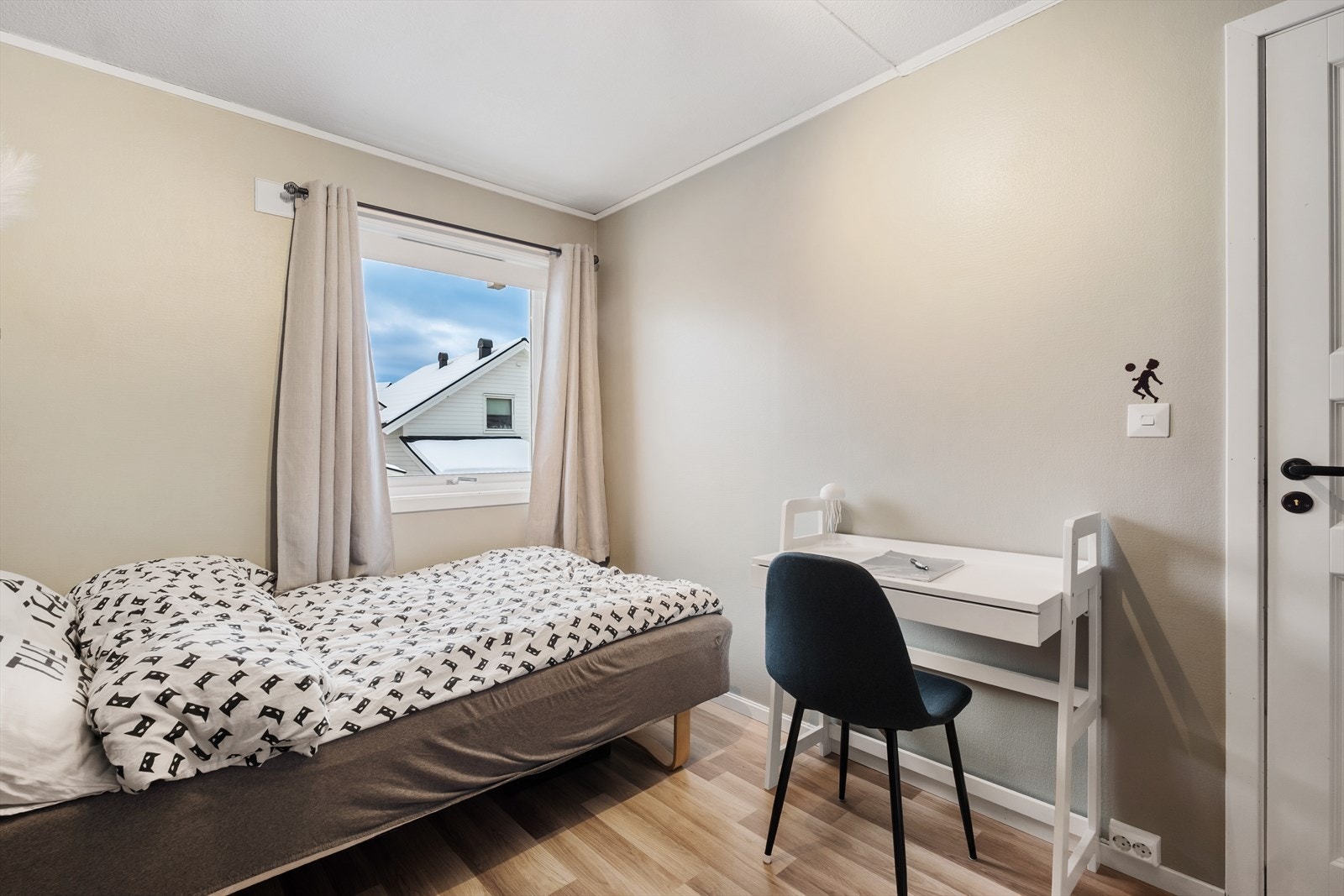 God plass til seng og tilhørende møbler. Galleribilde