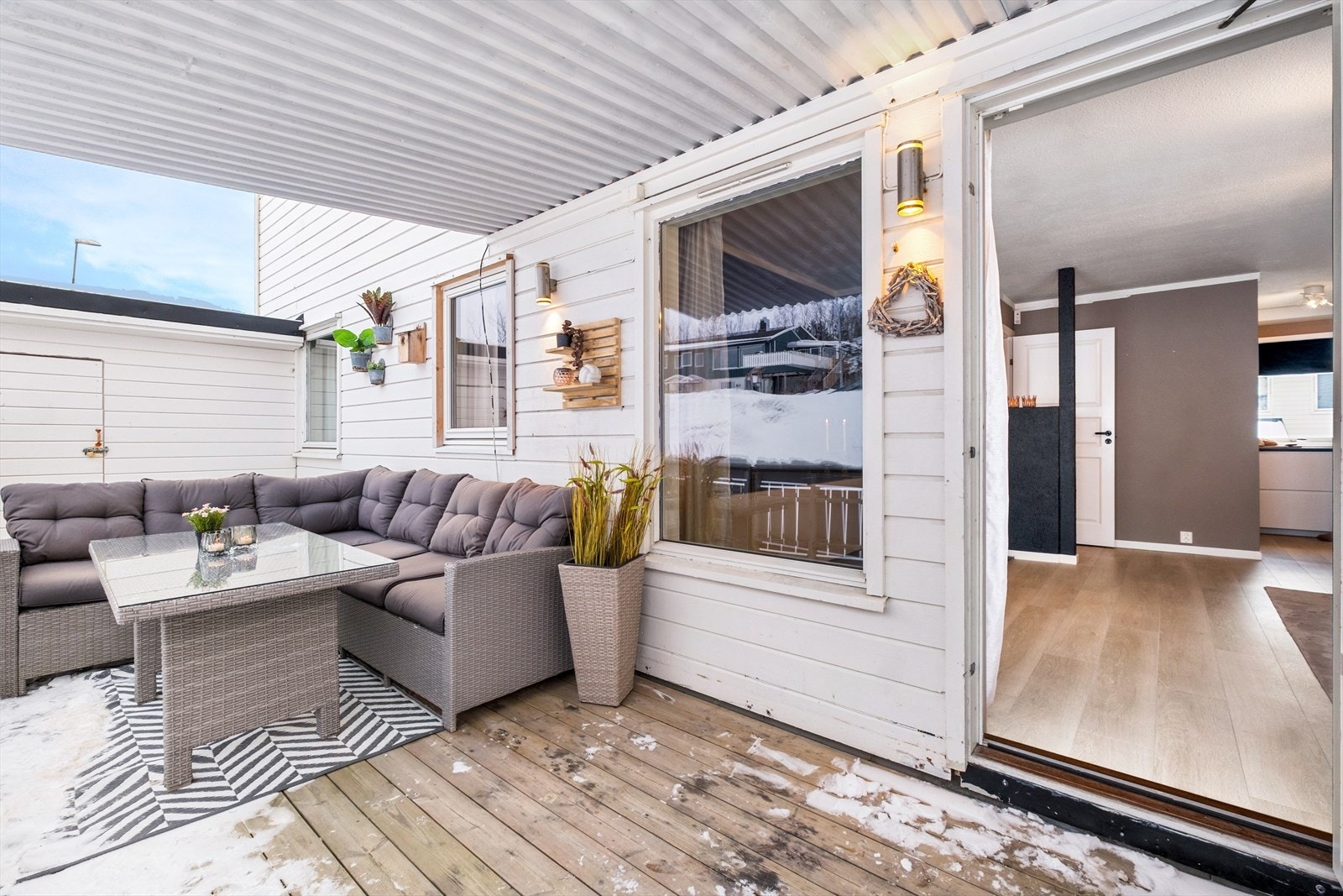 Delvis takoverbygget balkong med utgang fra stue. Galleribilde