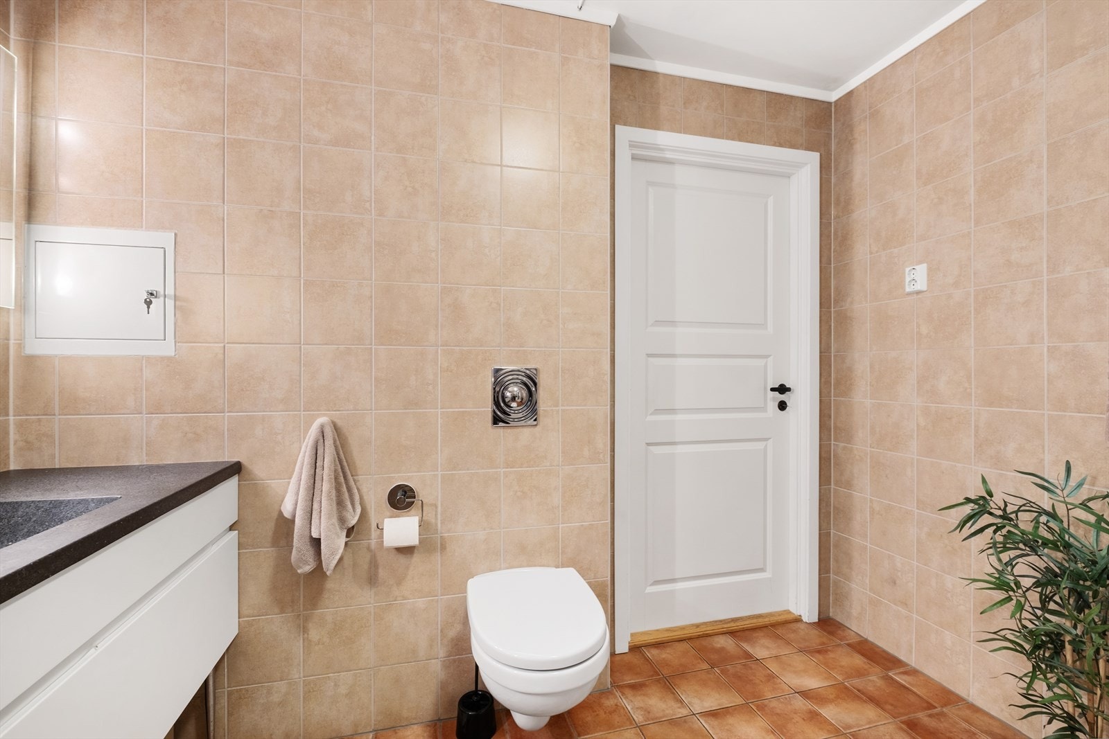 Badet er innredet med dusjkabinett, toalett og baderomsinnredning. Galleribilde