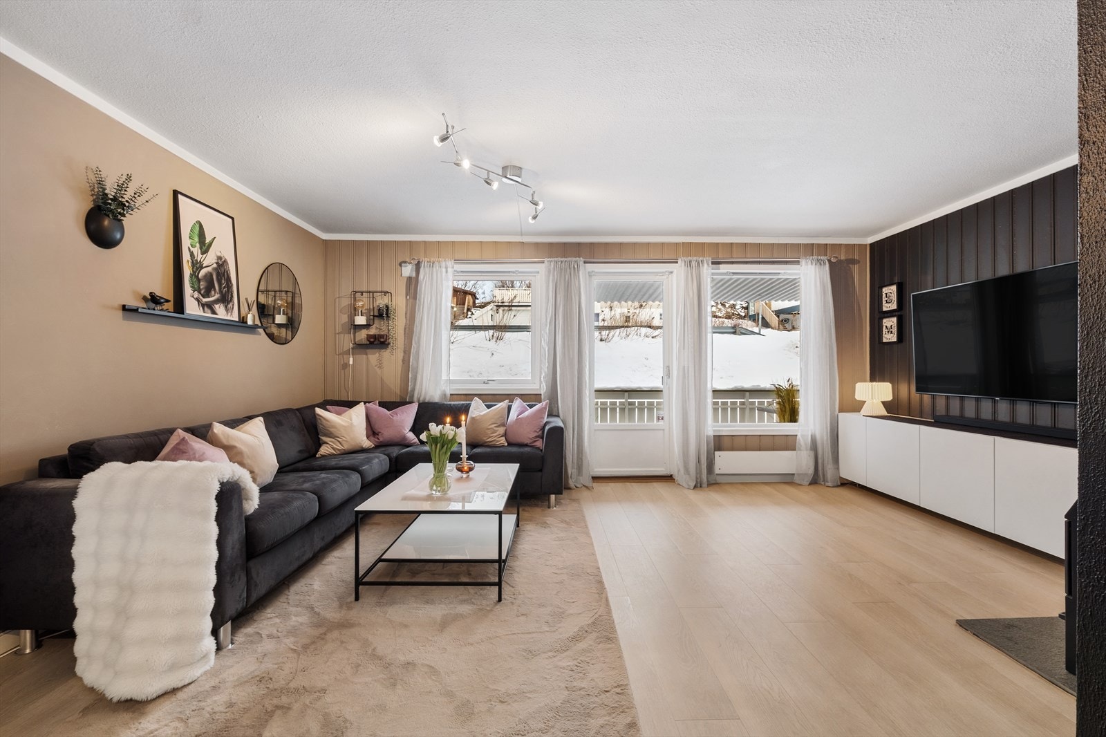 Gode vindusflater som gir rikelig med naturlig lys. Galleribilde