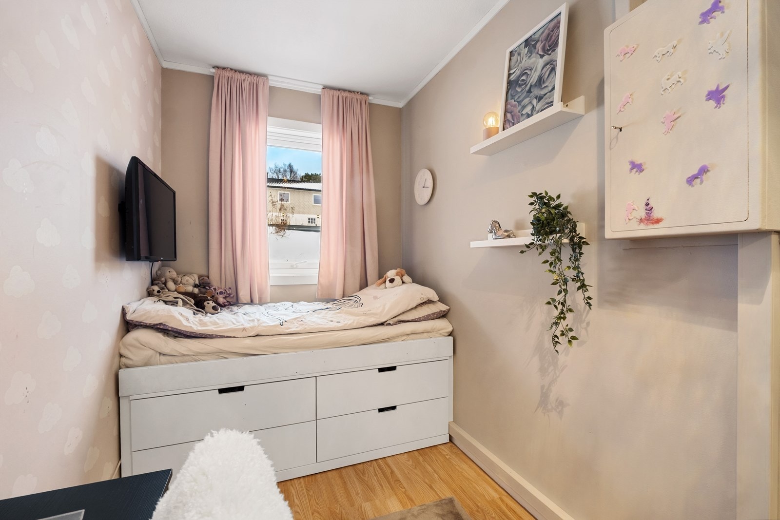 Vindu er satt inn av nåværende eier. Galleribilde