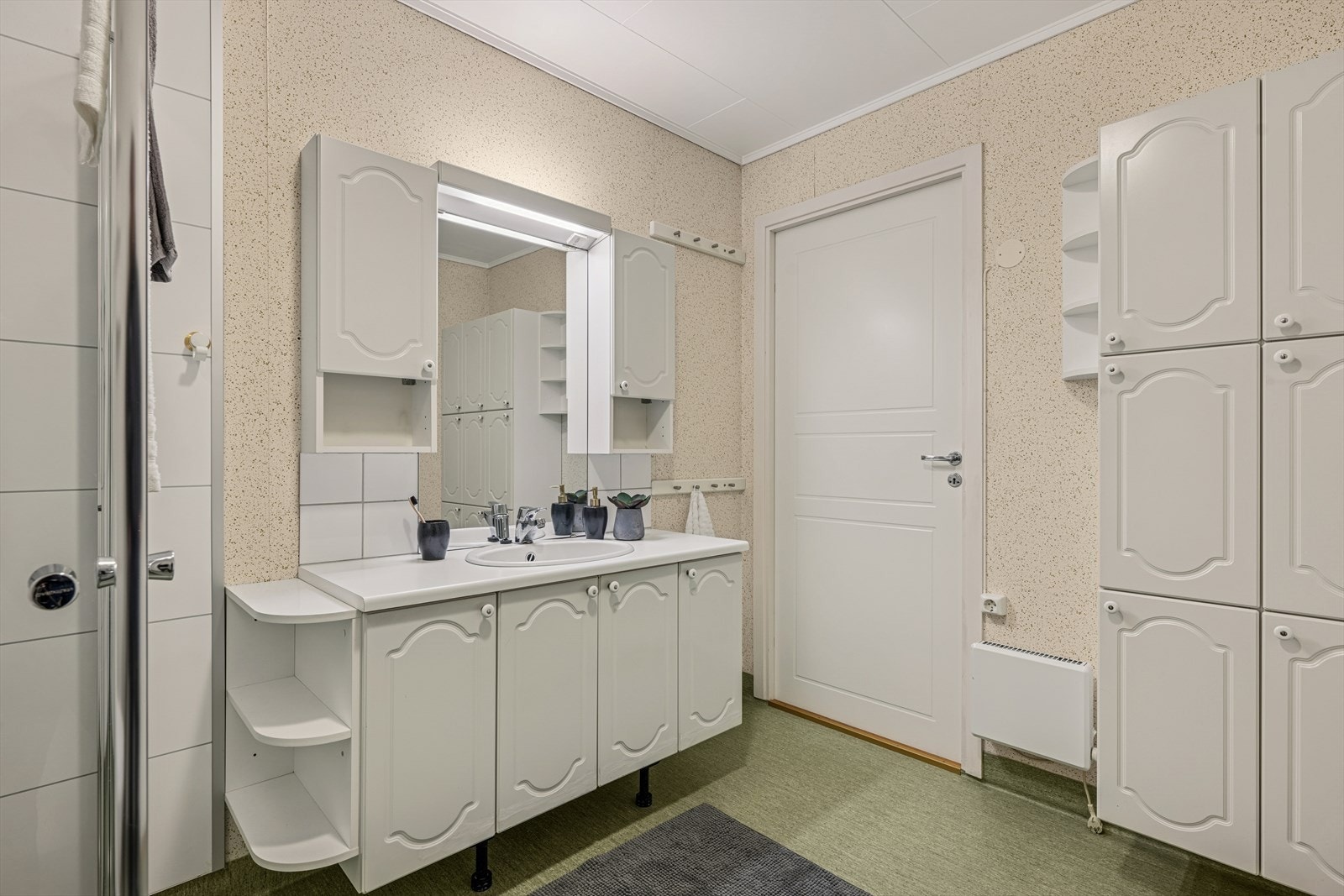 Fra badet er adkomst til praktisk bod/vaskerom og matbod, samt direkte utgang til garasjen. Galleribilde